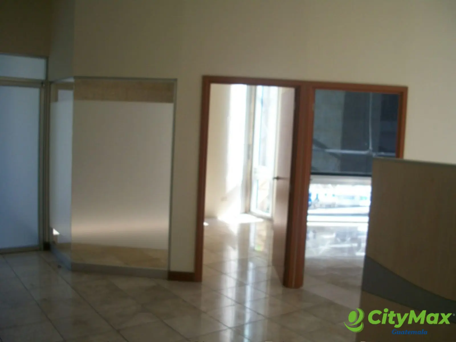 En Venta Local Comercial en zona 15 Edificio Avante - foto 11