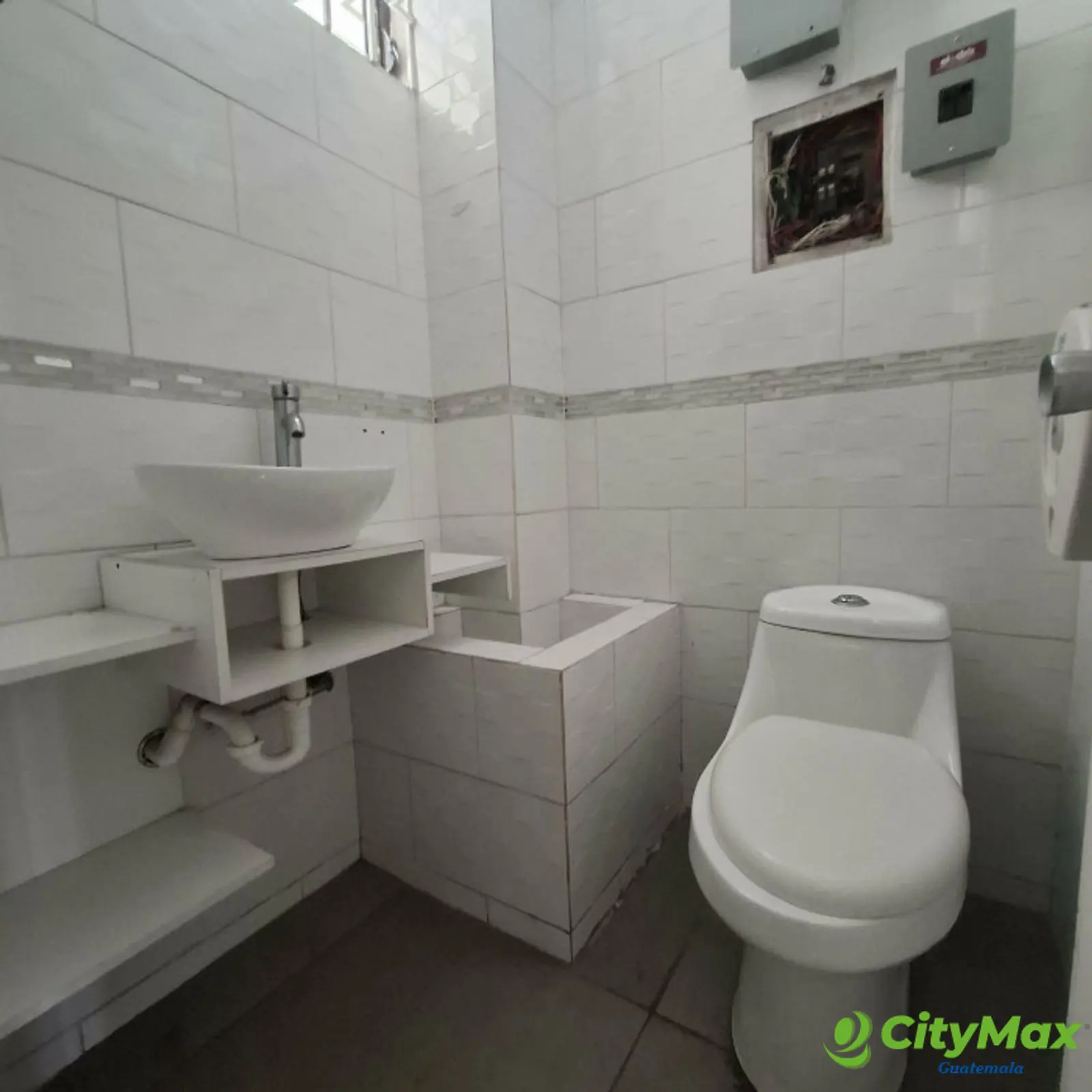 En Renta local con mezanine de 102m2 en Zona 10 - foto 6
