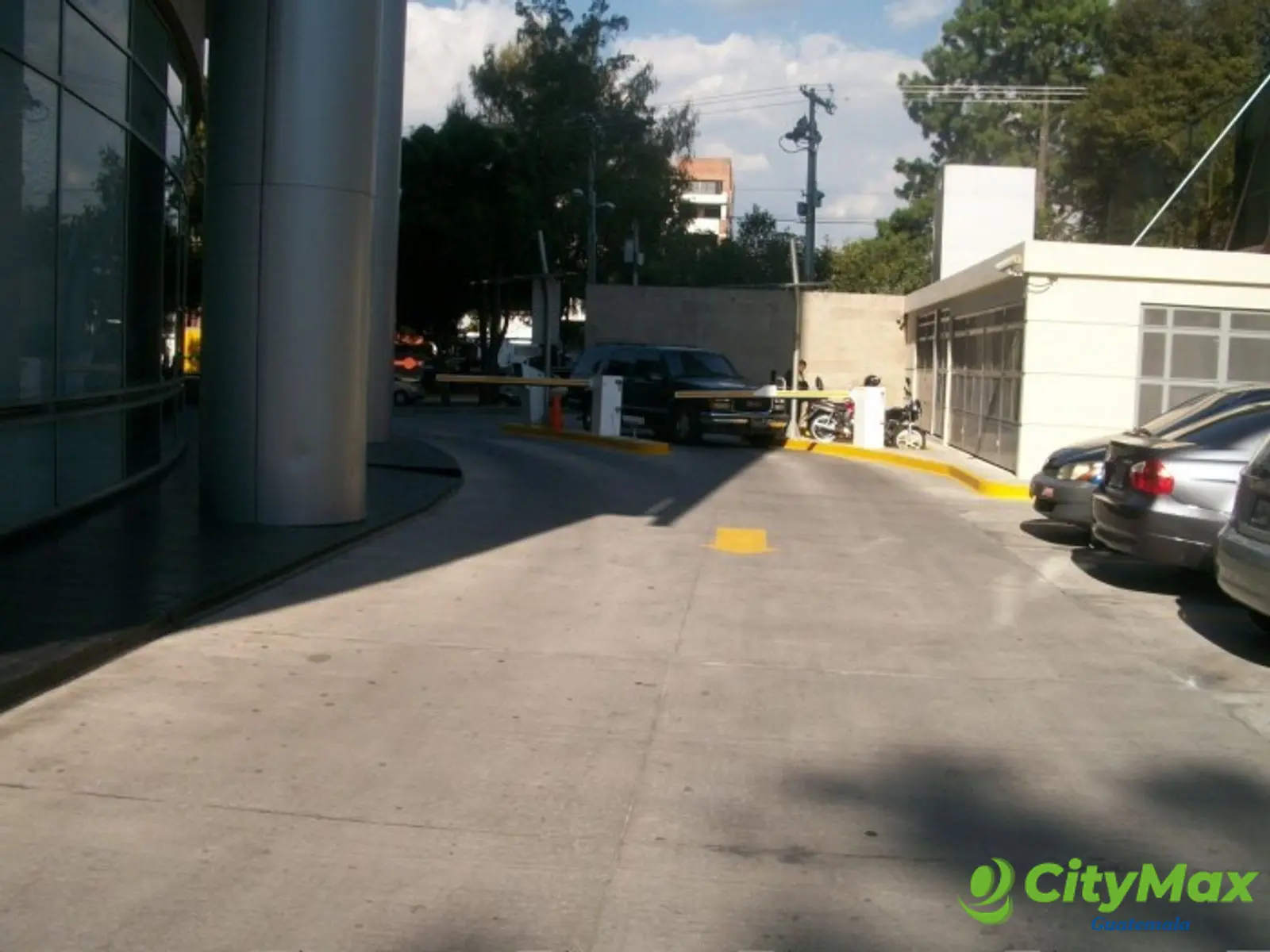 En Venta Local Comercial en zona 15 Edificio Avante - foto 4