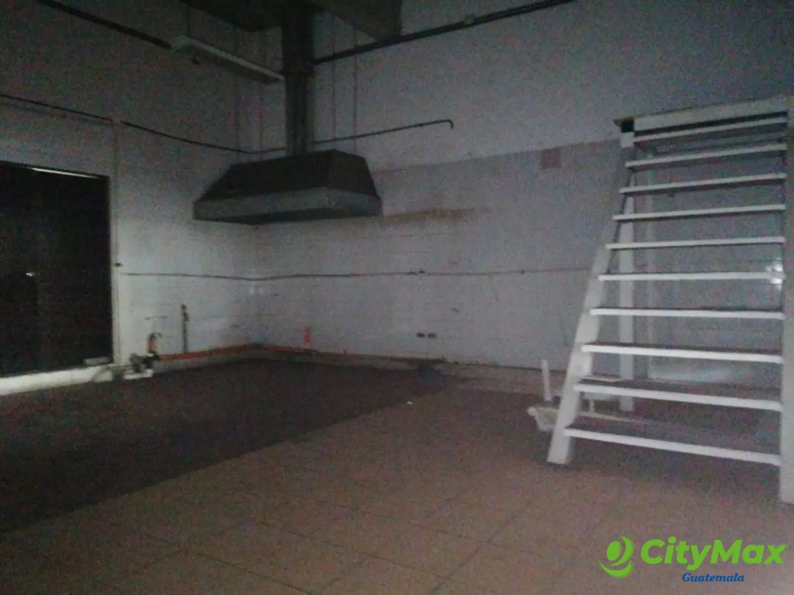 Local en renta en Foodcourt Calzada Roosevelt  - foto 2