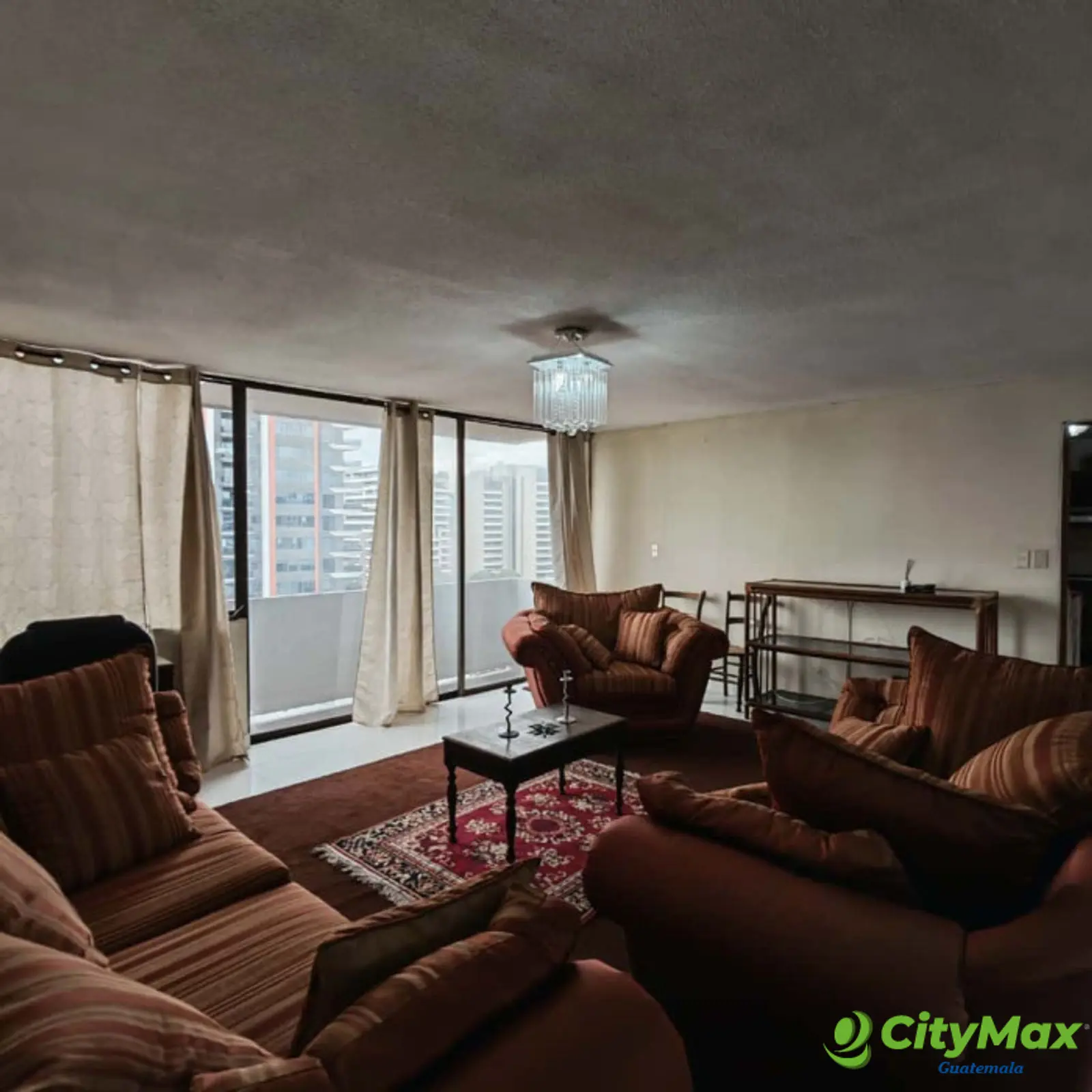 Amplio apartamento amueblado en renta en la zona 10 - foto 2