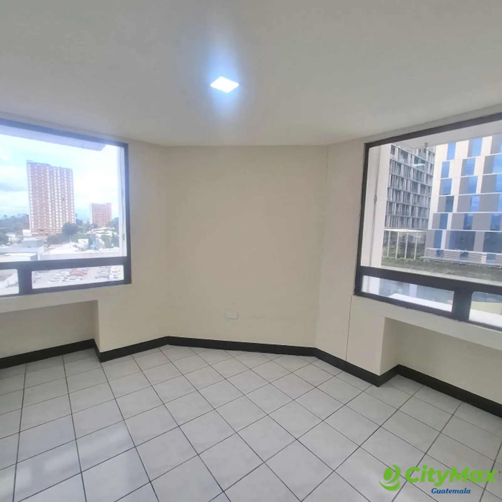 Oficina Comercial en Renta en Zona 10 Ciudad de Guatemala - foto 4