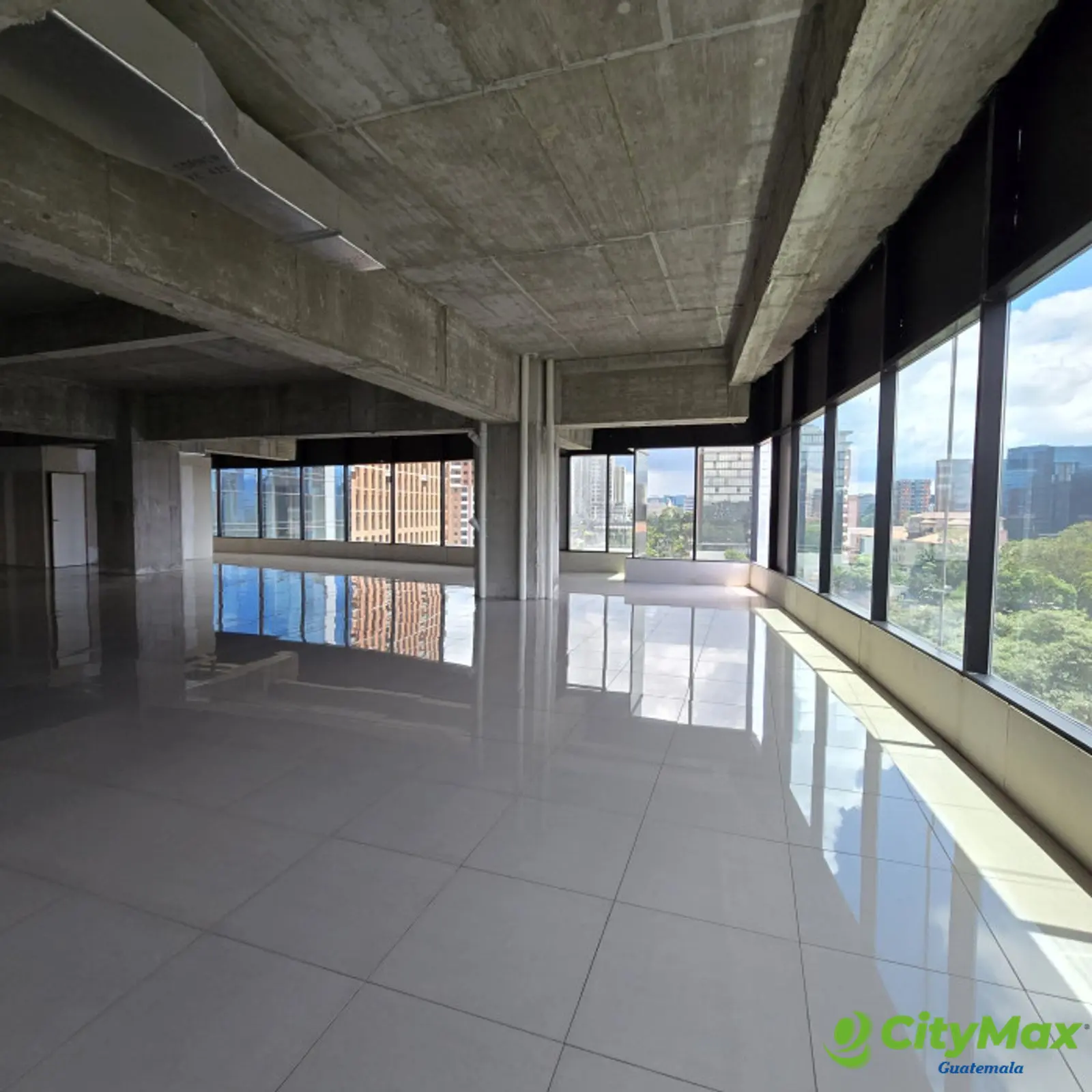 Oficina en Venta zona 10 cercano a oakland  - foto 3