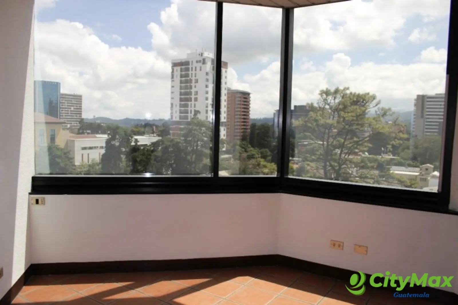 En Alquiler oficina tabicada en zona 10 Guatemala - foto 10