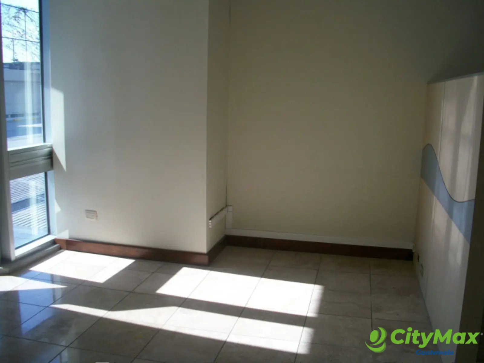 En Venta Local Comercial en zona 15 Edificio Avante - foto 9
