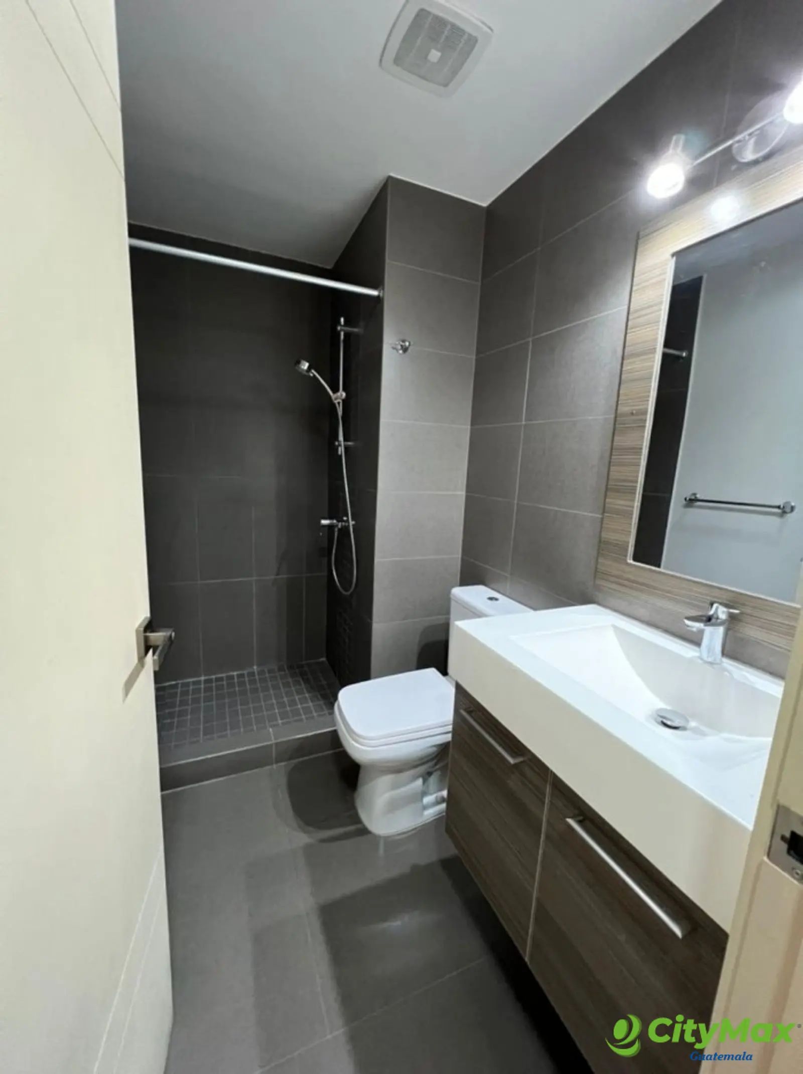 Apartamento en venta en edificio Veinti4 zona 10  - foto 7