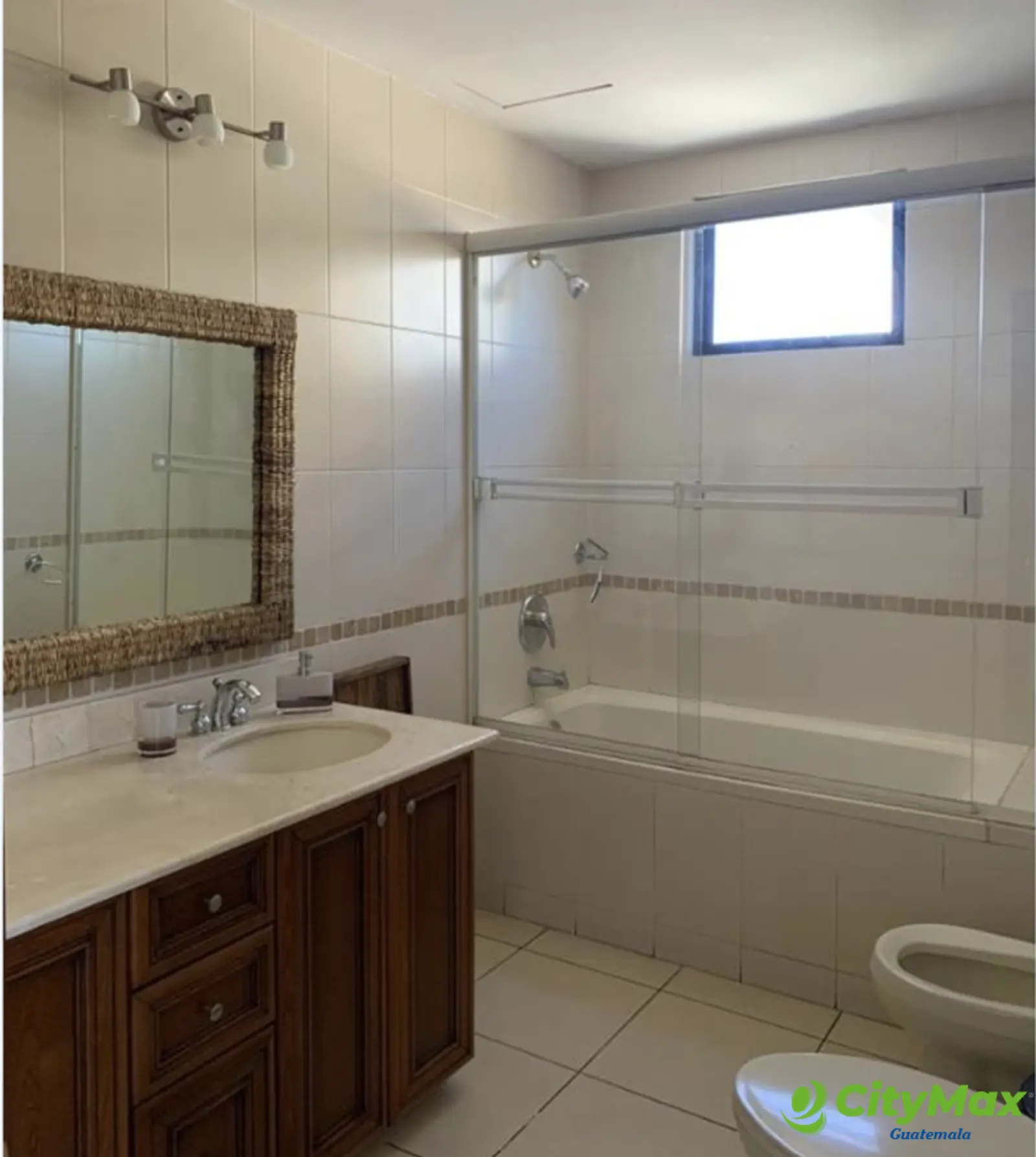 En Alquiler Apartamento amueblado en Zona 10 - foto 13