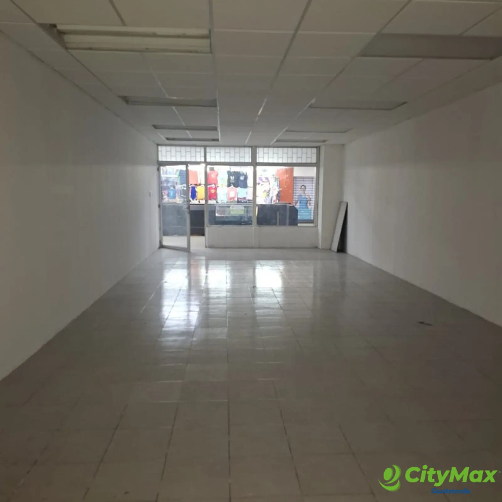 En ALQUILER LOCAL Comercial En zona 5 Centro Comercial - foto 2
