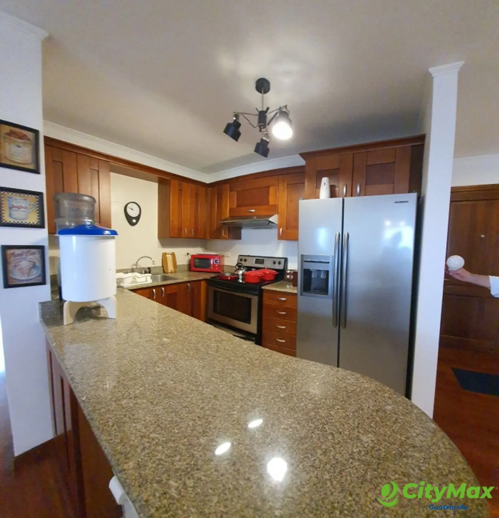 En Alquiler Apartamento en Zona 10 Amueblado - Desayunador