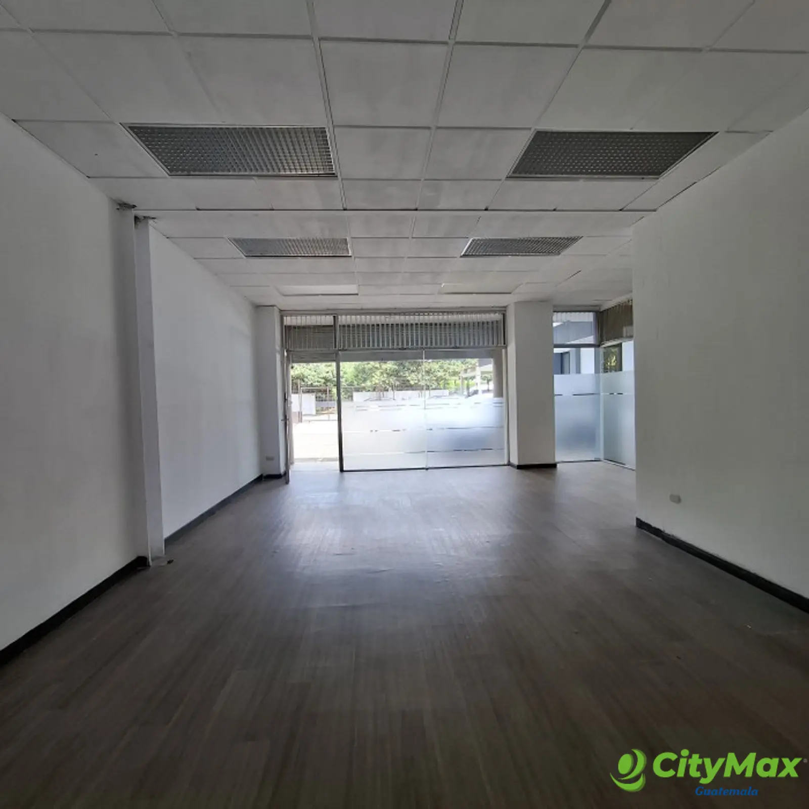 Local comercial en zona 10 cerca de Obelisco - foto 4