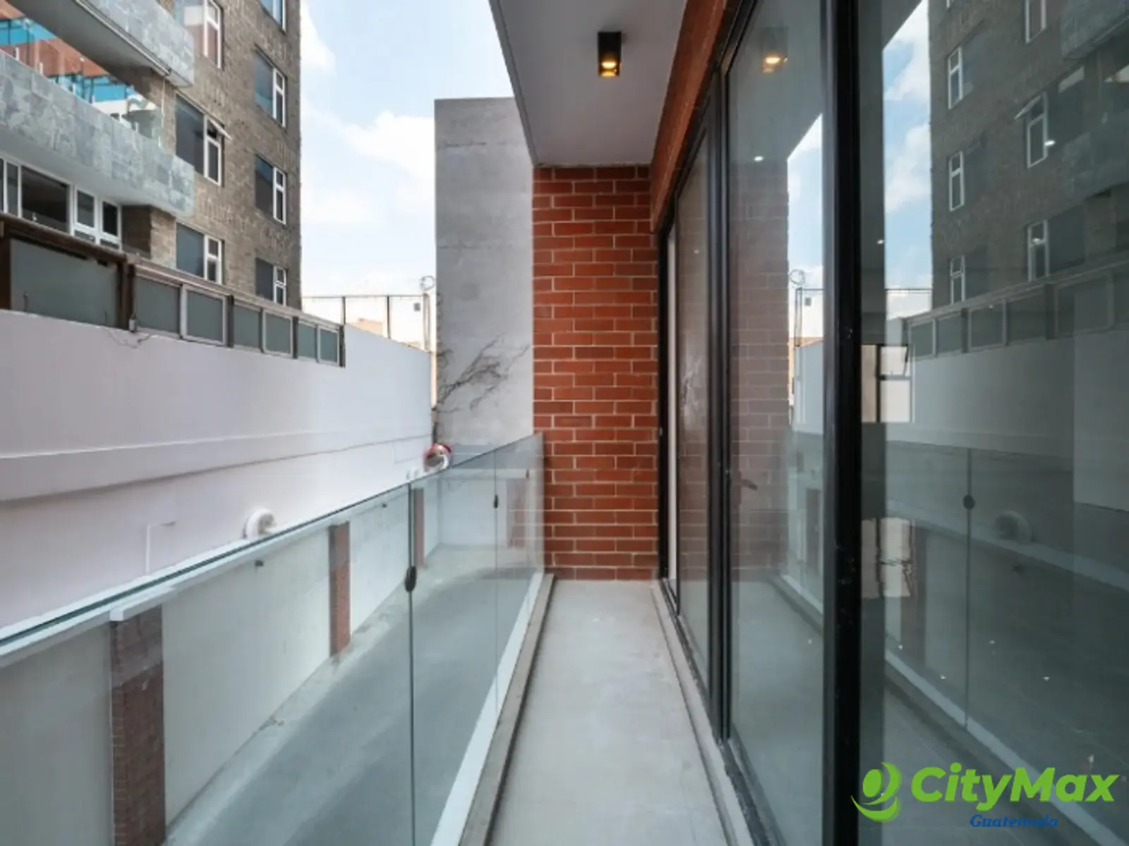 En Renta Oficina NUEVA en la zona 14 Edificio Moderno - foto 8