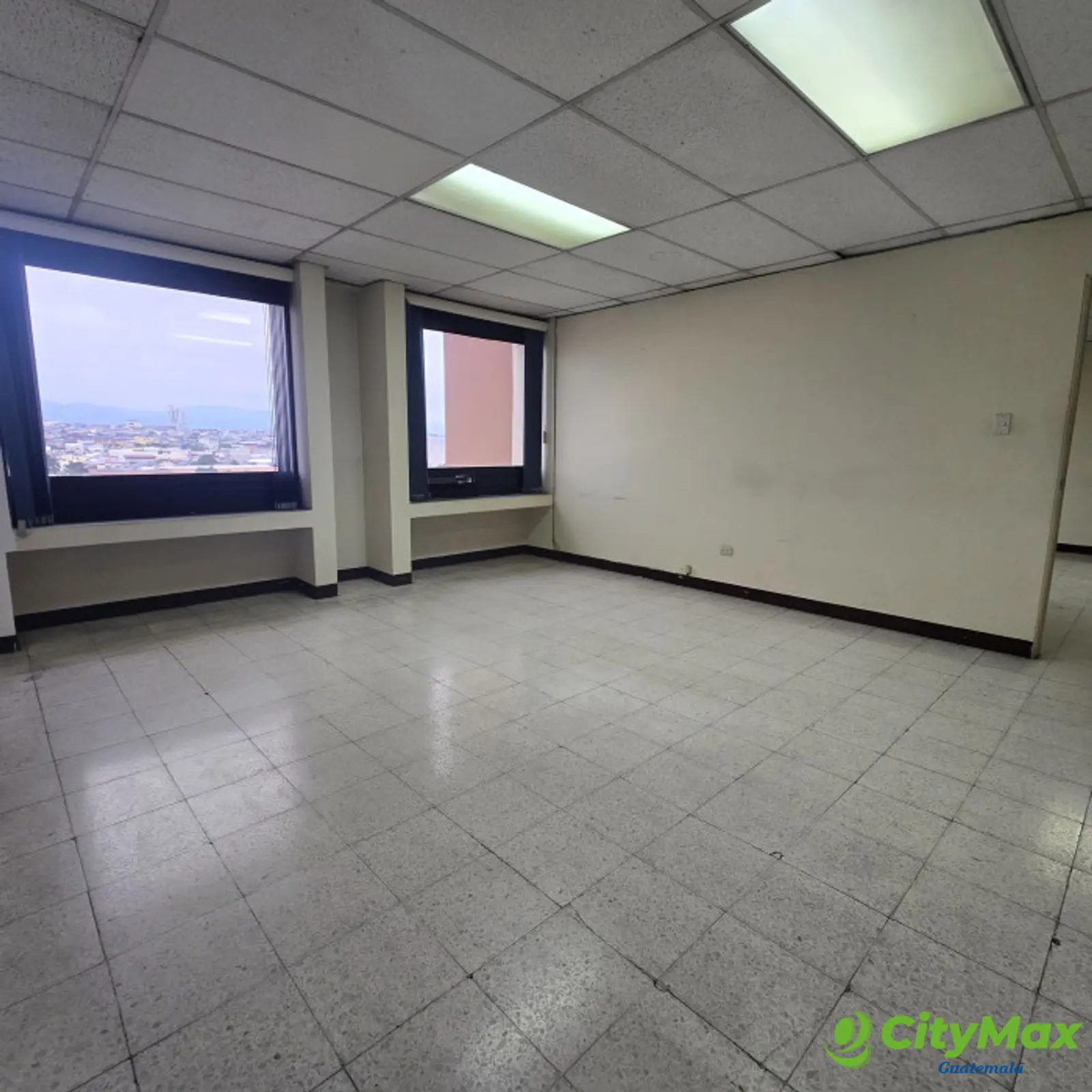 Oficina de 100m2 en renta en la zona 9 Guatemala - foto 14