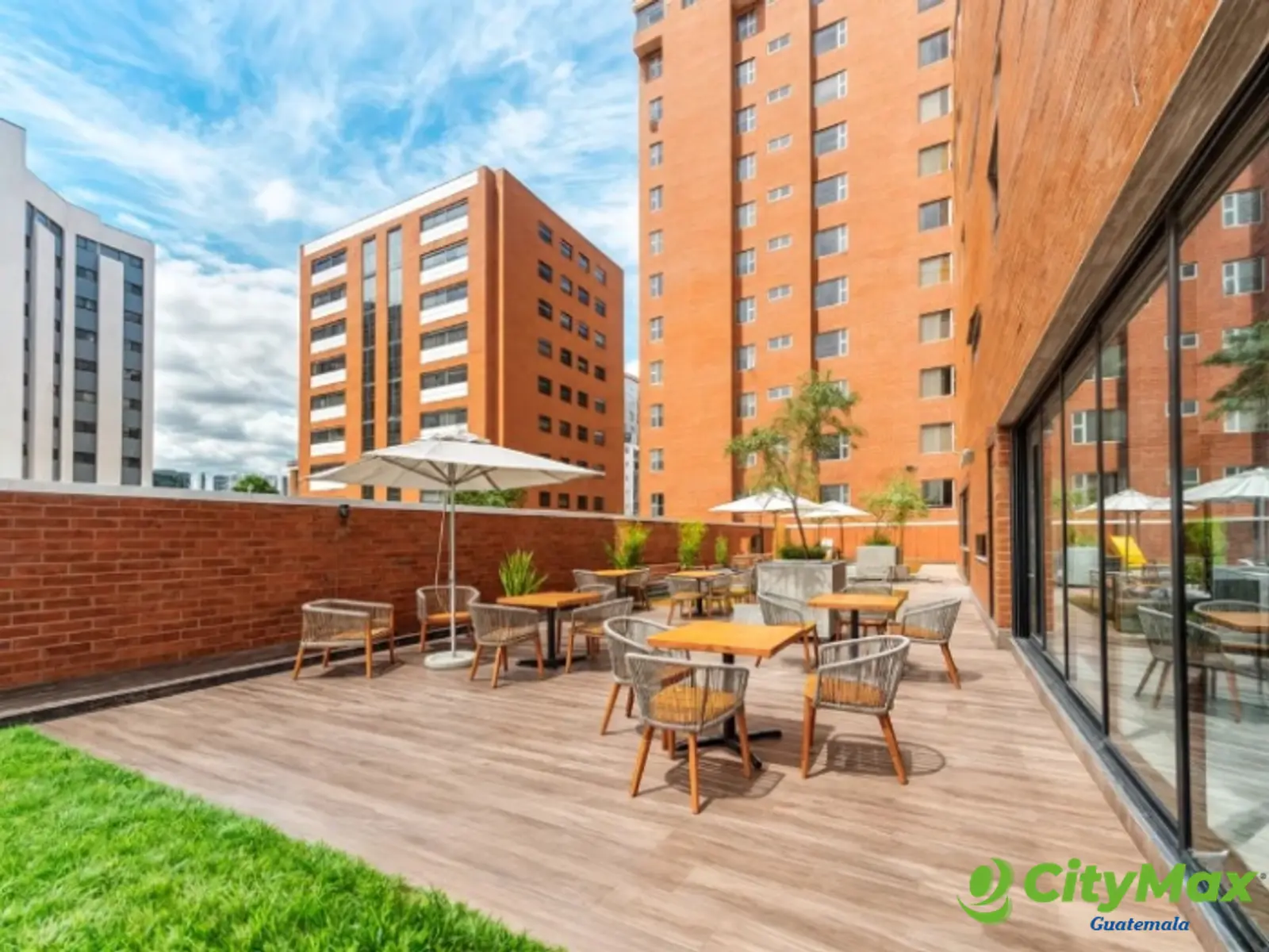 En Renta Oficina NUEVA en la zona 14 Edificio Moderno - foto 3