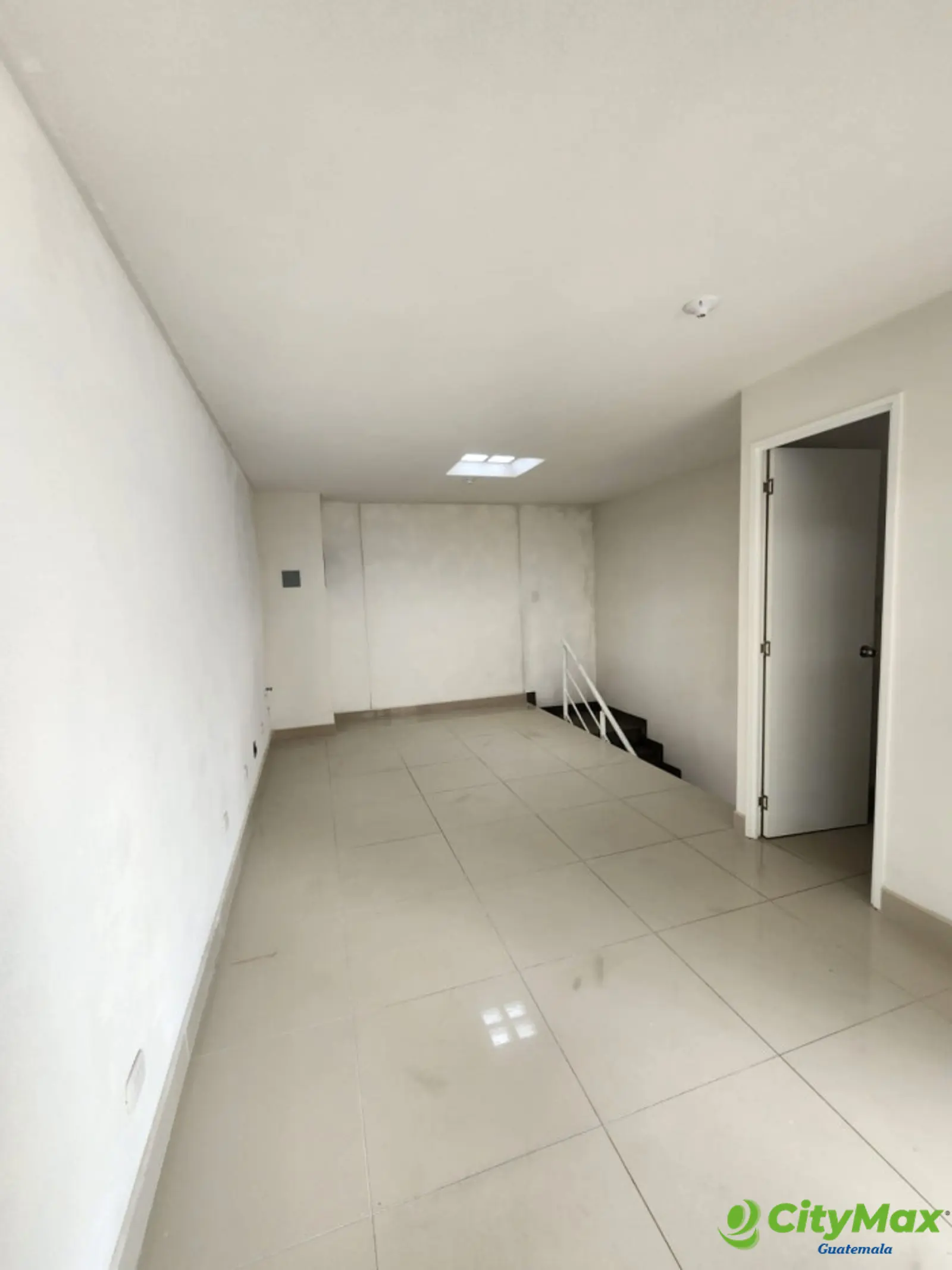 Local en renta o venta en Plaza Comercial en Amatitlán - foto 4