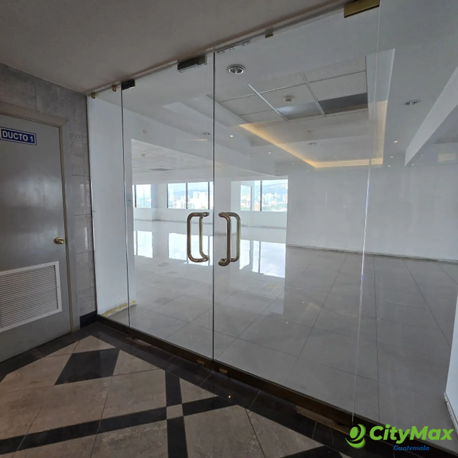 En renta oficina en la zona 14 Edificio Europlaza - foto 13