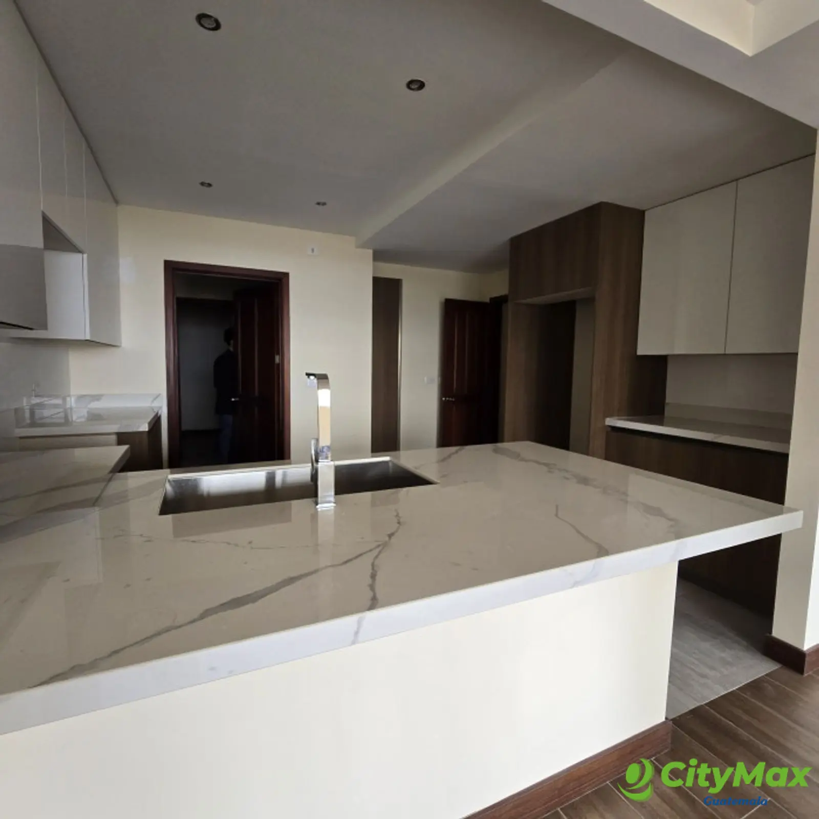 En Venta Apartamento en Zona 10 REMODELADO  - foto 7