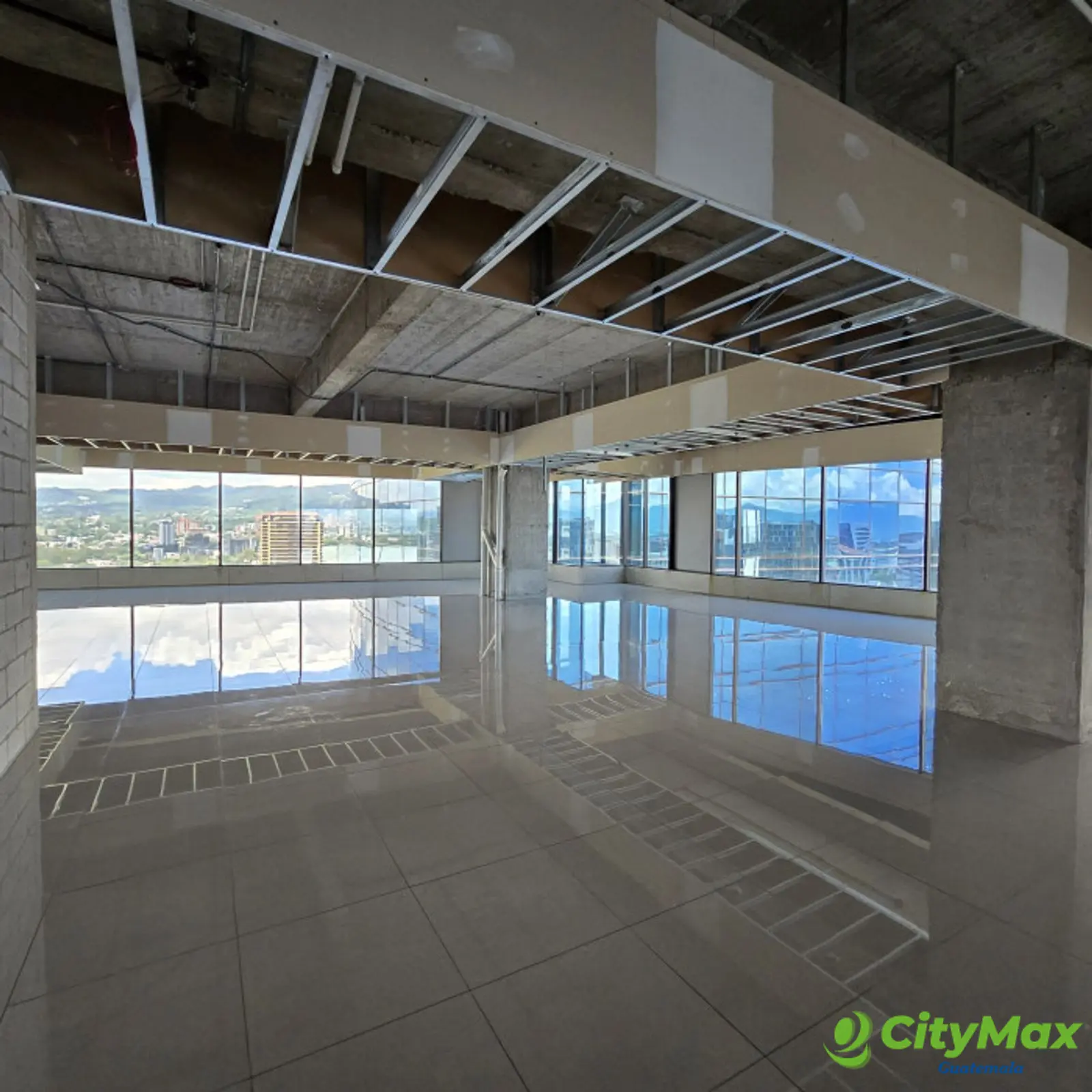 En venta oficina en la zona 10 de Guatemala  - foto 15