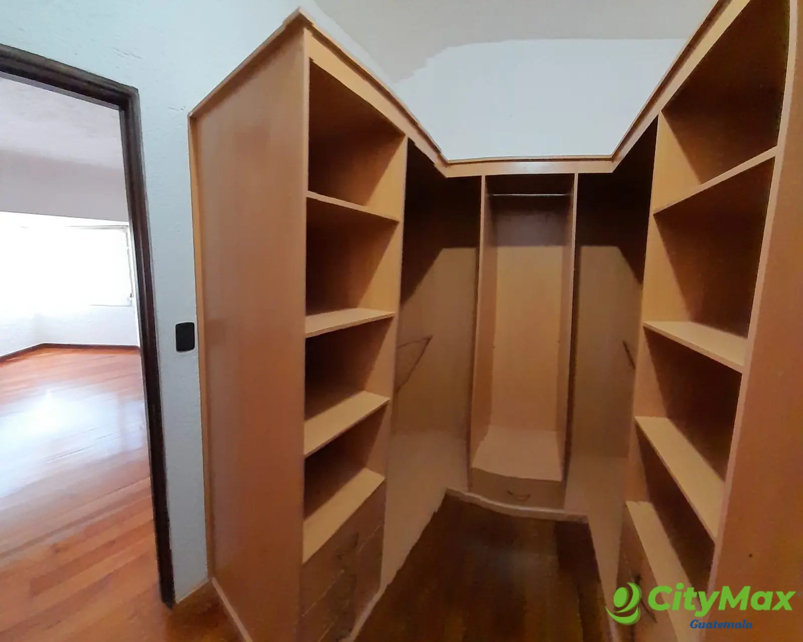 Amplio e iluminado apartamento en renta en Zona 15 - foto 7