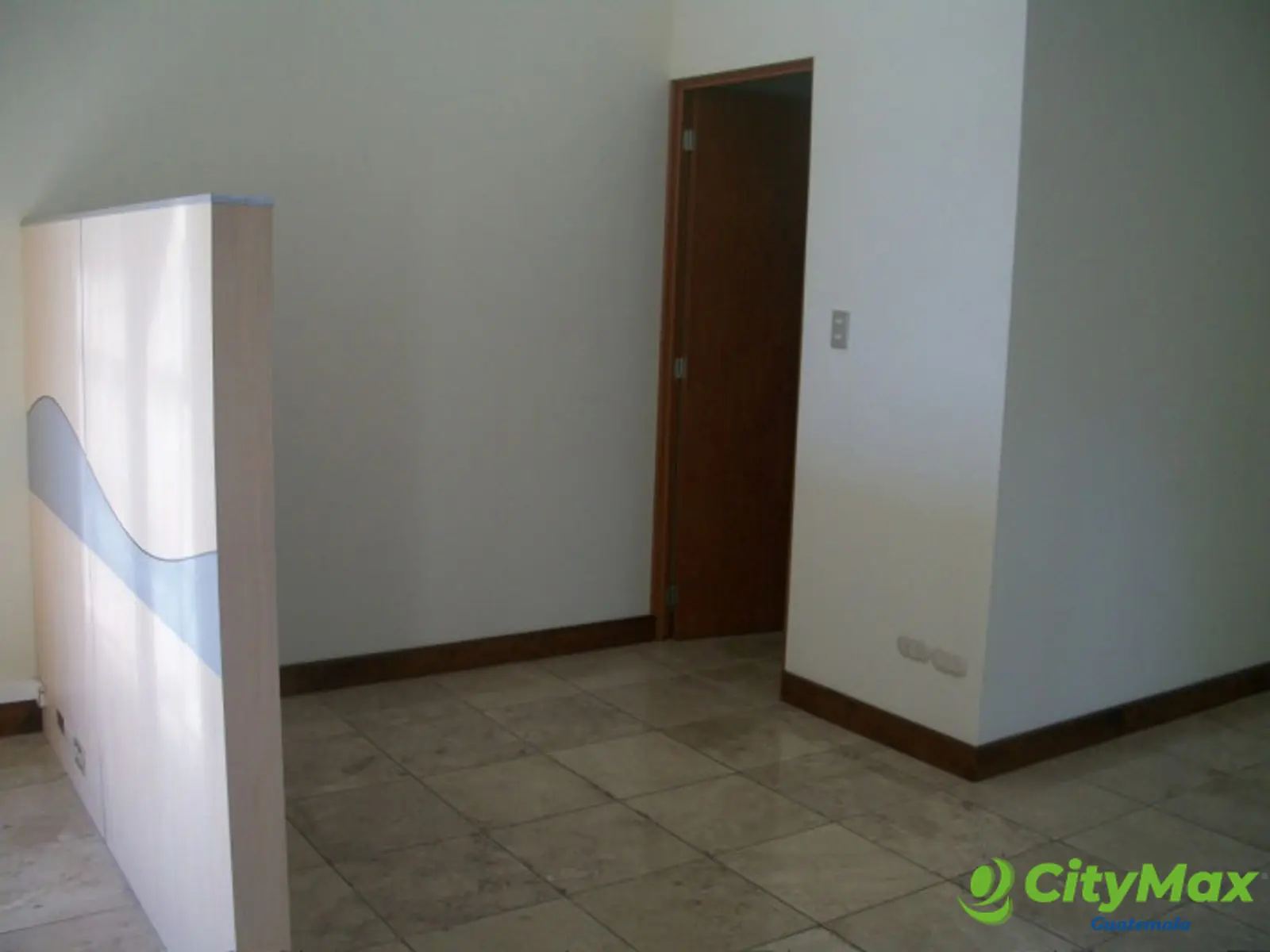 En Venta Local Comercial en zona 15 Edificio Avante - foto 10