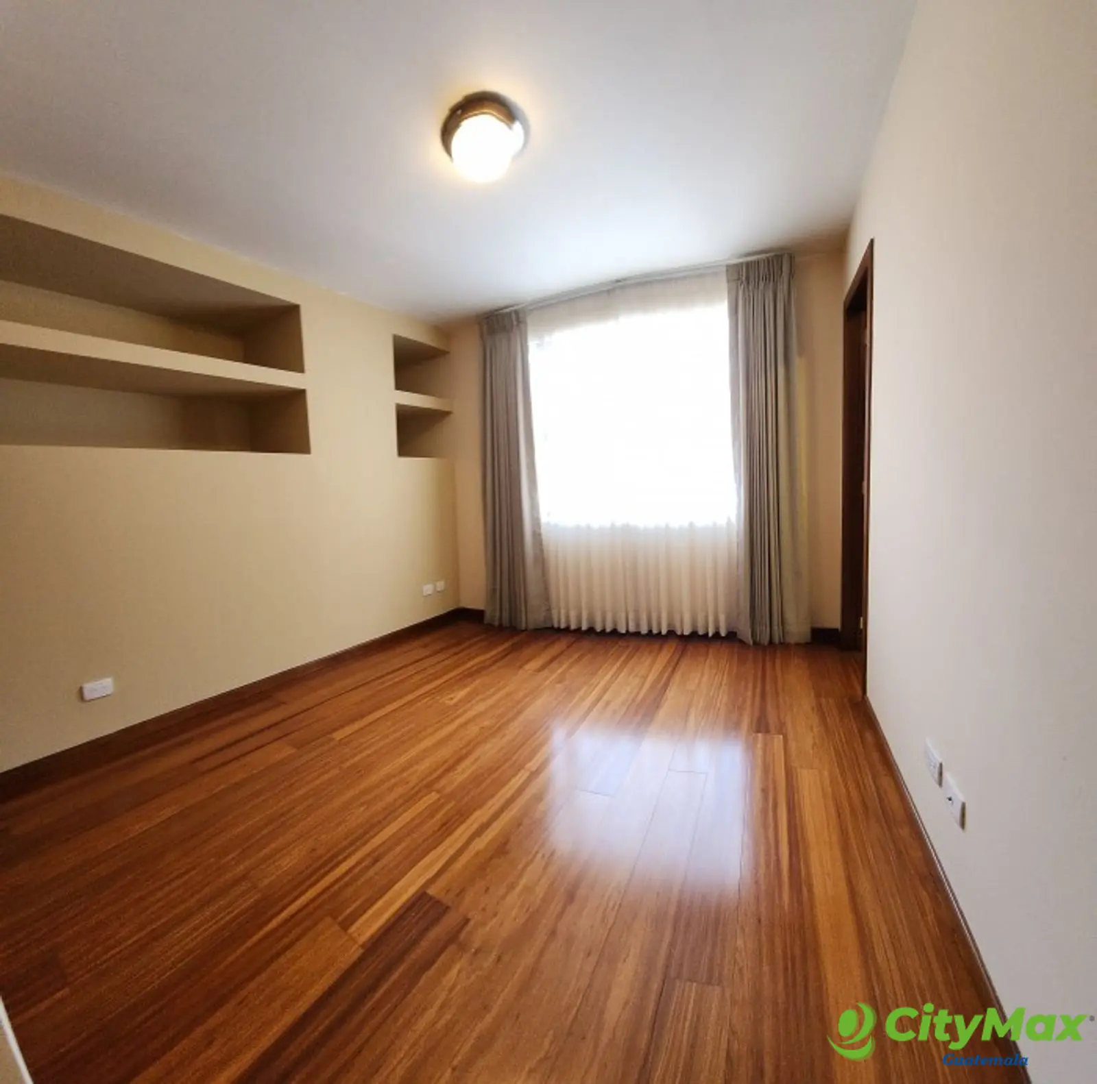 En Alquiler Apartamento con 152.00m2 en Zona 10 - 20221128_110100.jpg