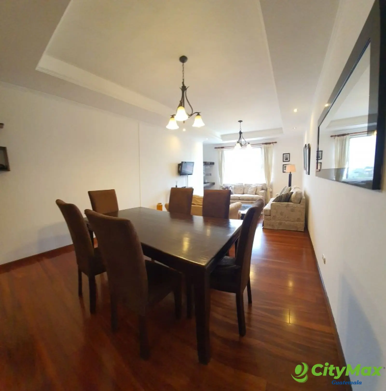 En Alquiler Apartamento en Zona 10 Amueblado - Comedor