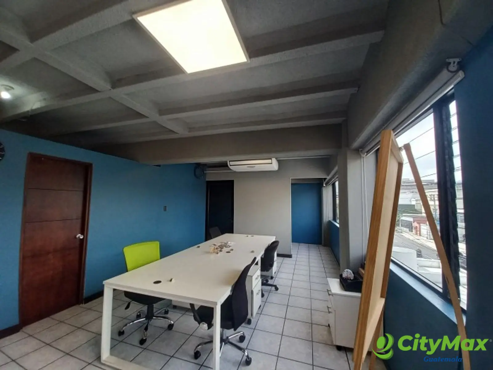 En Venta oficina en Plaza Buró zona 10 Guatemala - sala de reuniones