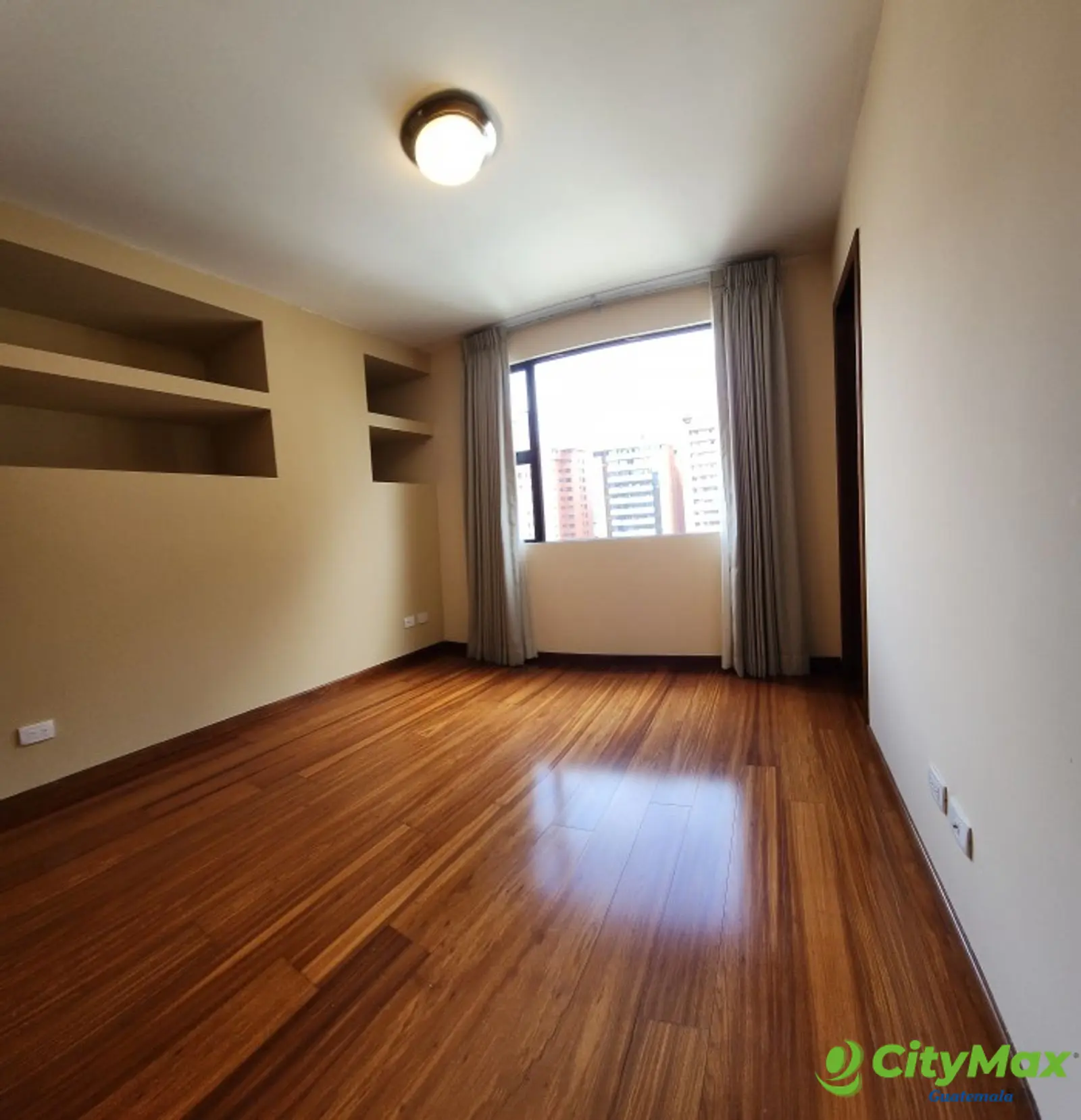 En Alquiler Apartamento con 152.00m2 en Zona 10 - 20221128_110444.jpg