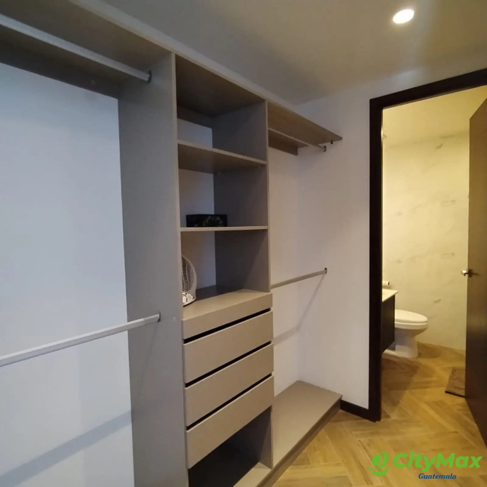 Apartamento Amueblado en Venta o Renta en la Zona 10 - foto 21