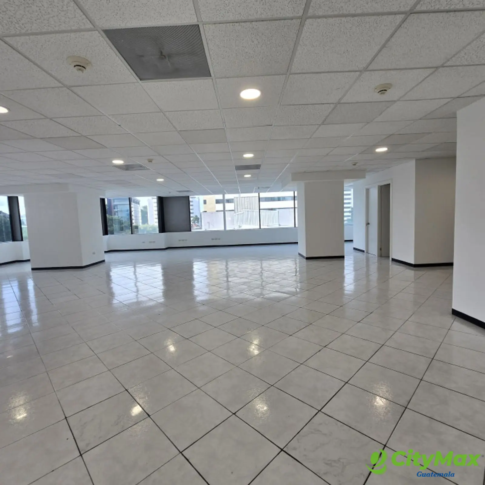 Alquiler Oficina con 315m2 en Zona 14 Europlaza - foto 2
