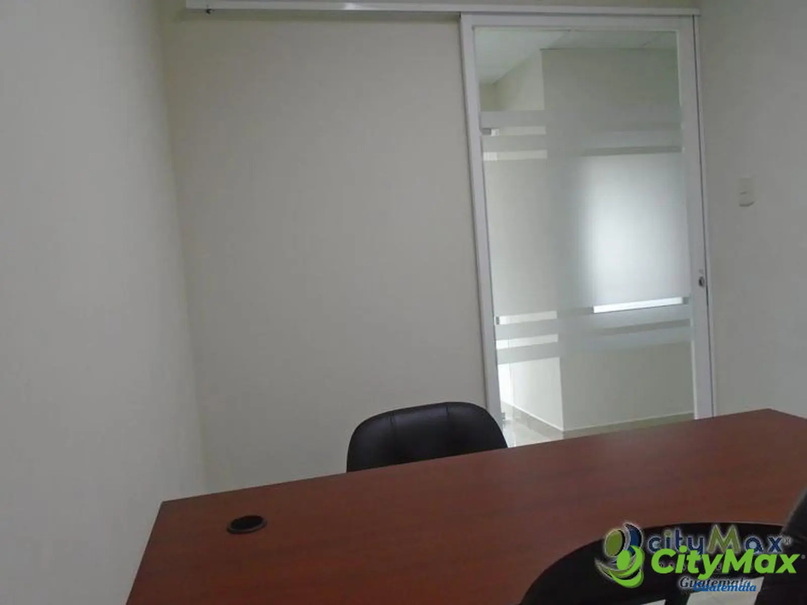 Se renta oficina en zona 10, muy bien ubicada!! - foto 4