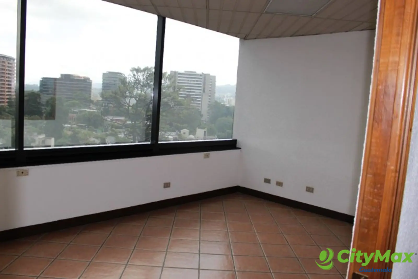 En Alquiler oficina tabicada en zona 10 Guatemala - foto 4