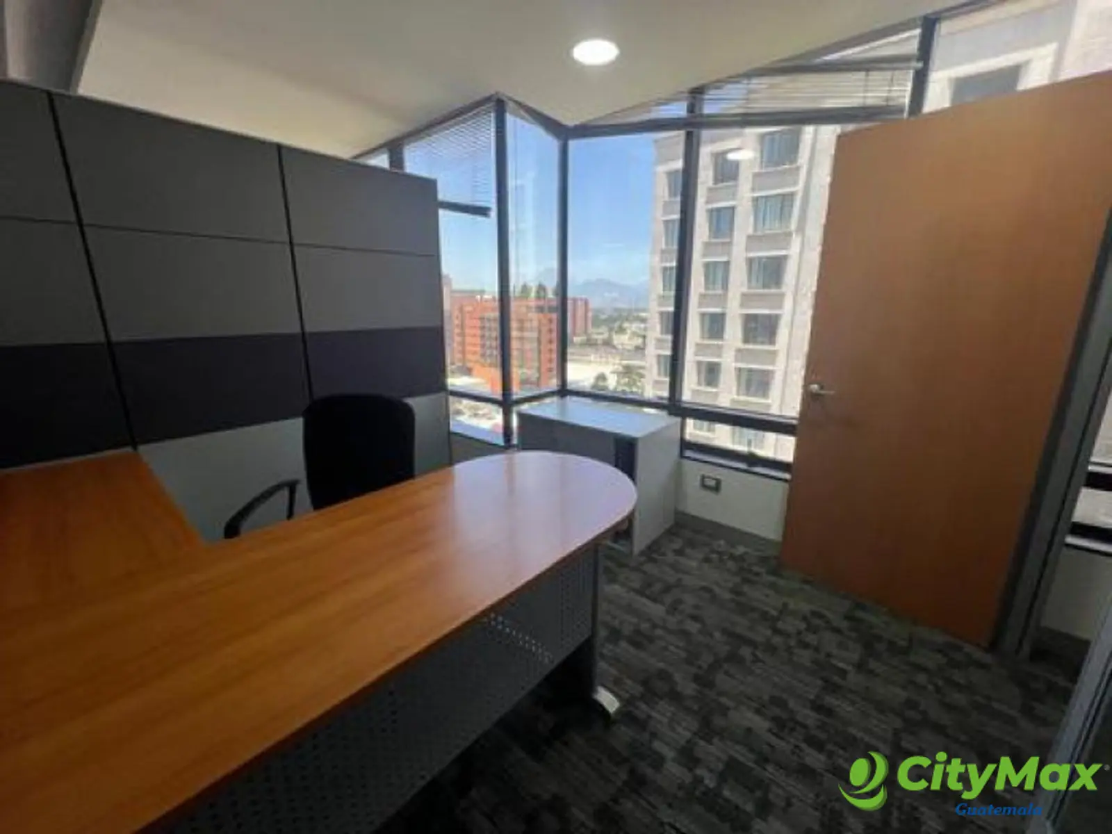 En Venta oficina en zona 10 Guatemala - foto 5