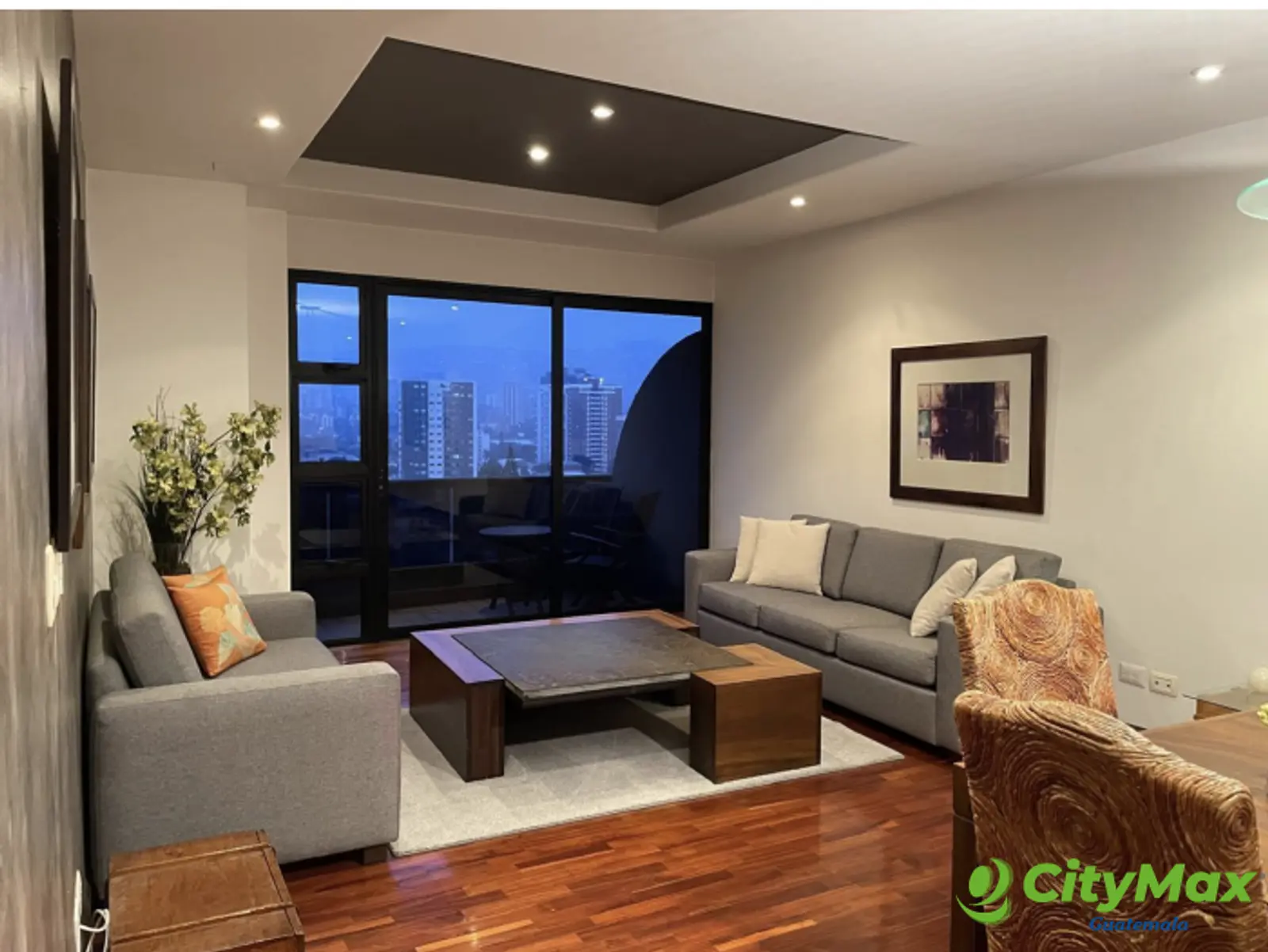 En Alquiler Apartamento amueblado en Zona 10 - foto 3