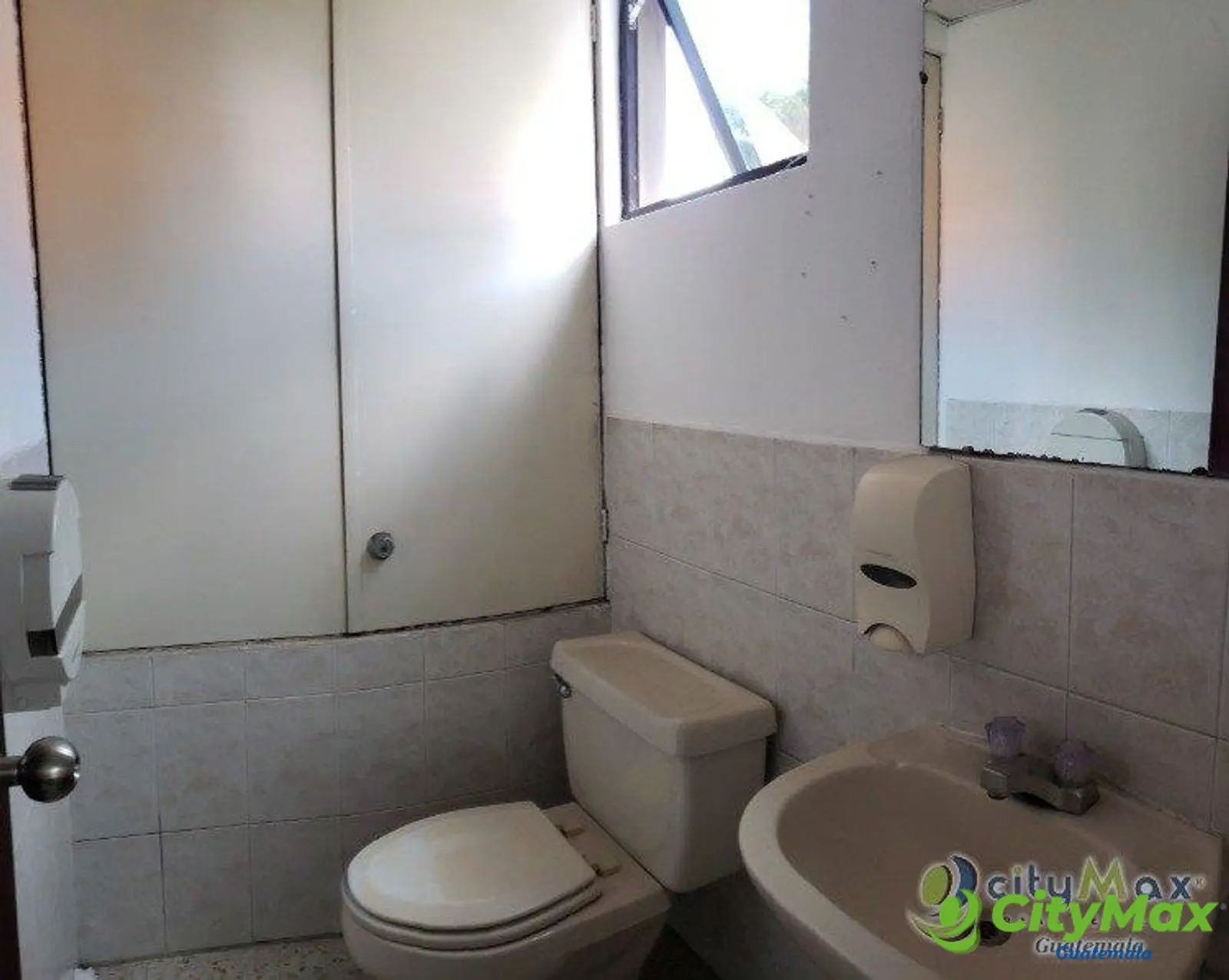 Alquilo y vendo oficina en zona 9 Guatemala! - foto 8