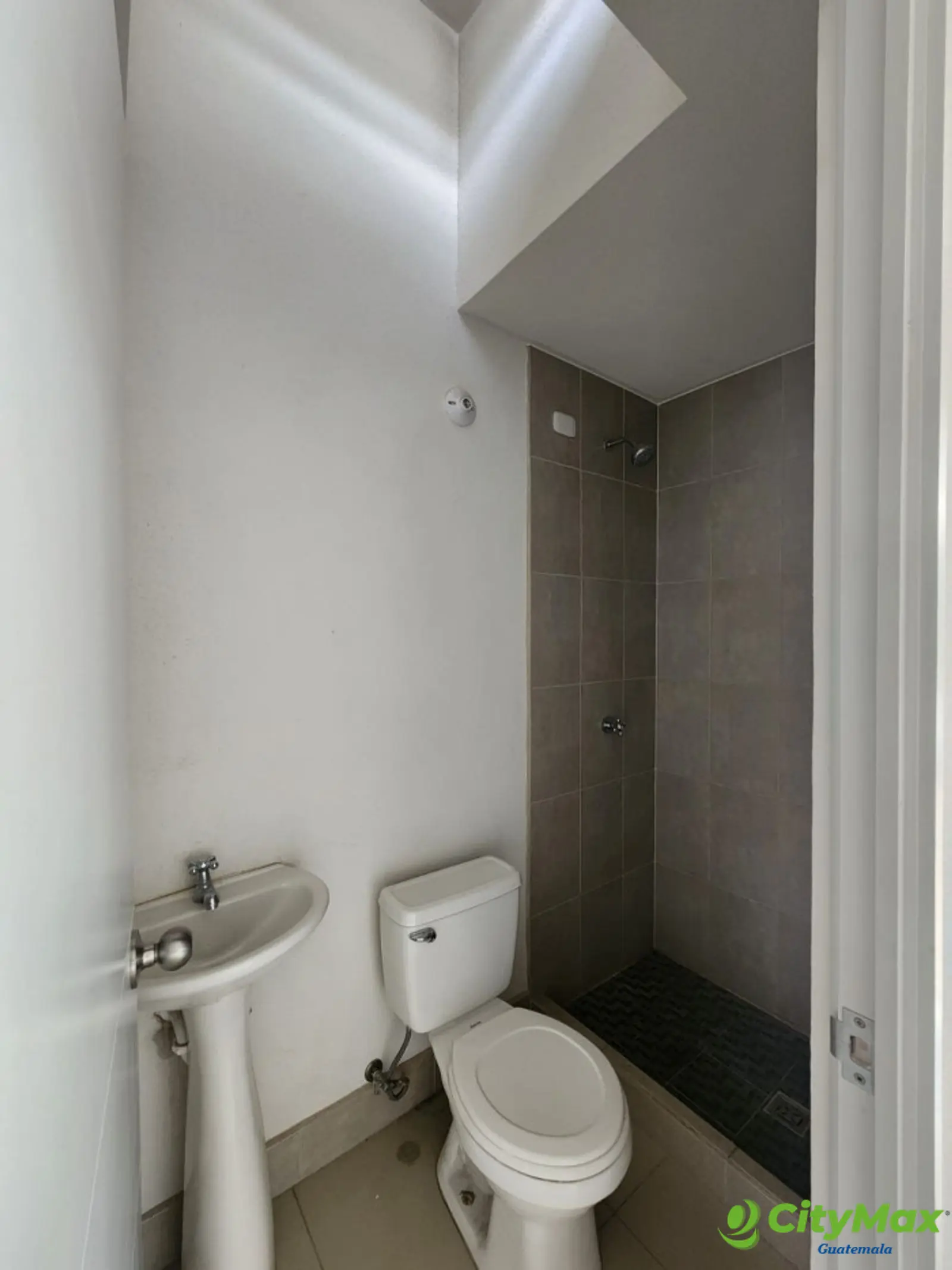 Local en renta o venta en Plaza Comercial en Amatitlán - foto 6