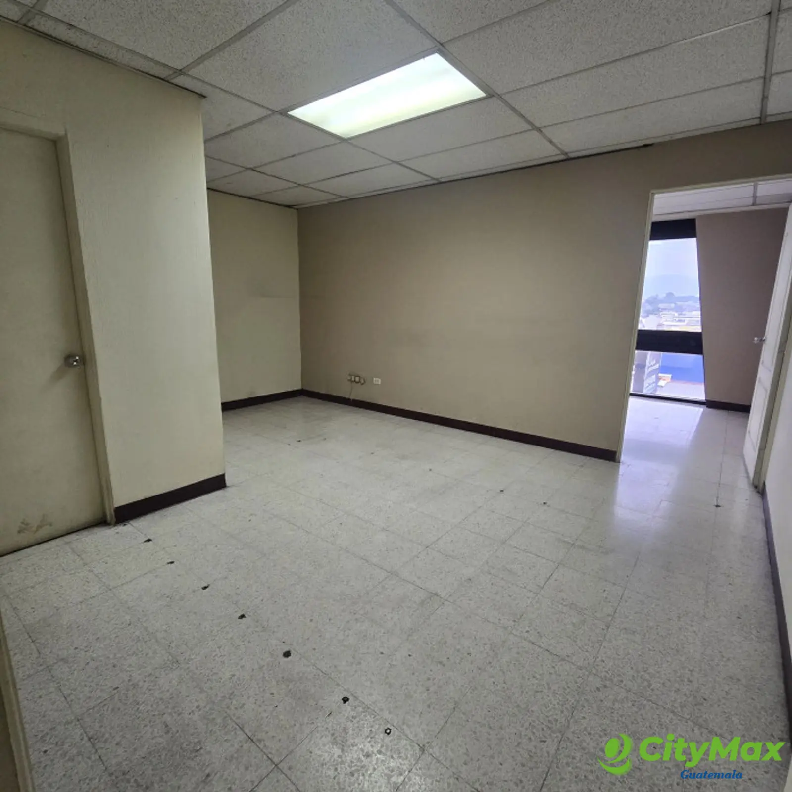 Oficina de 100m2 en renta en la zona 9 Guatemala - foto 9