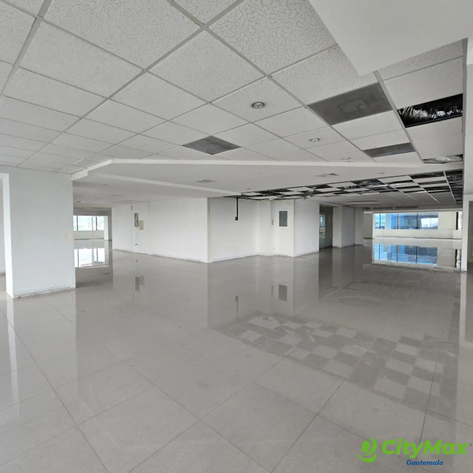 En renta oficina en la zona 14 Edificio Europlaza - foto 5