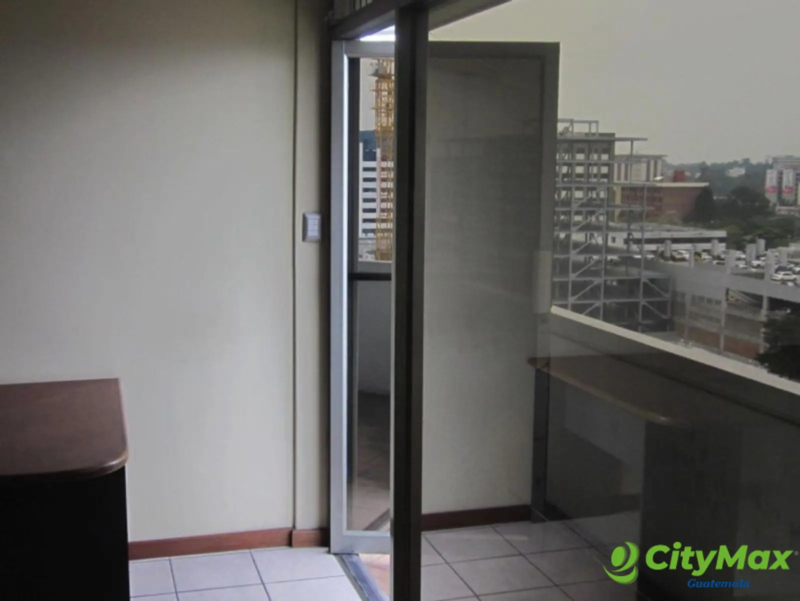 En Venta oficina construcción en zona 9 Reforma - foto 7