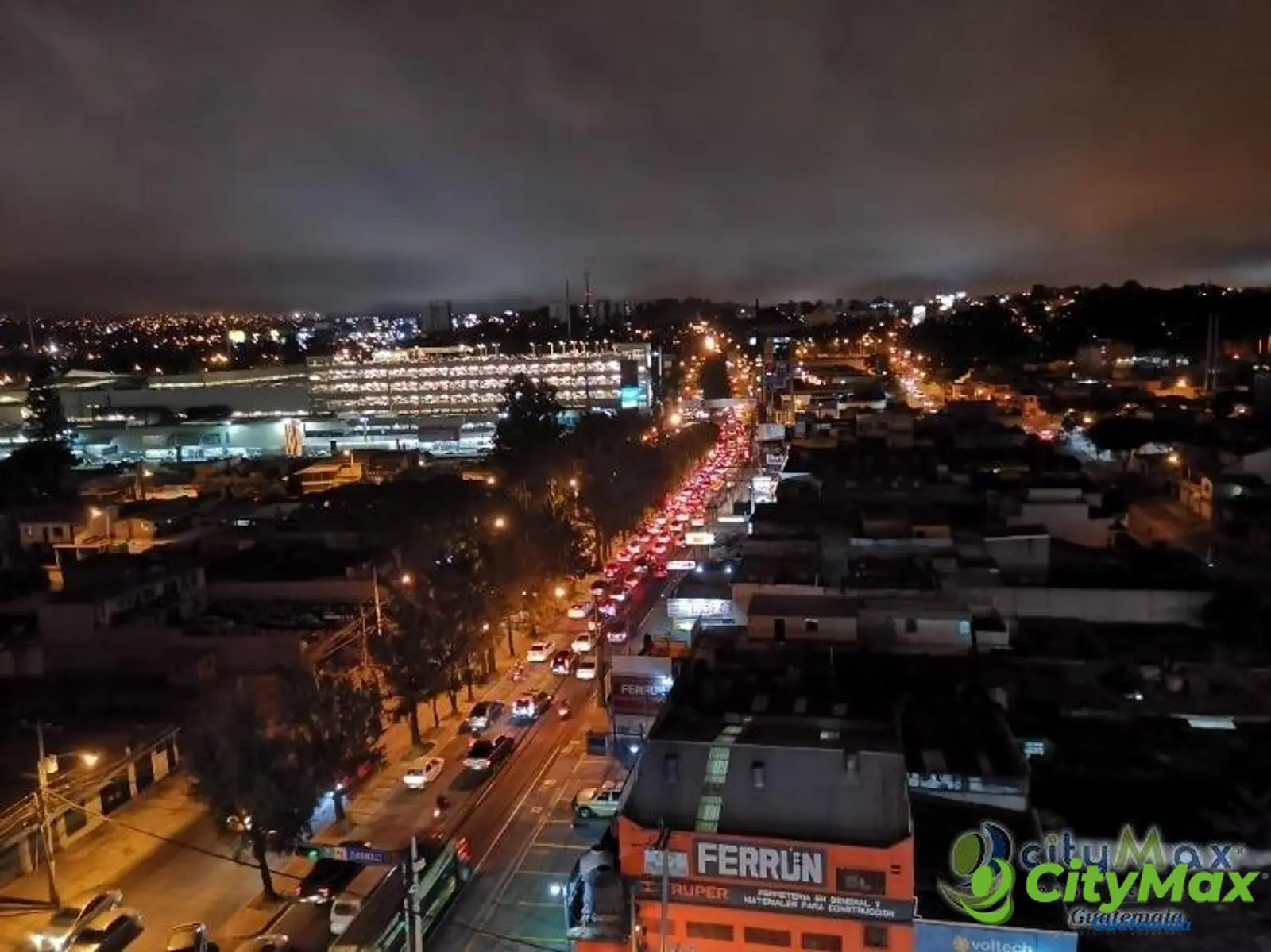 Oficina en renta en zona 7 sobre Calzada San Juan - foto 3