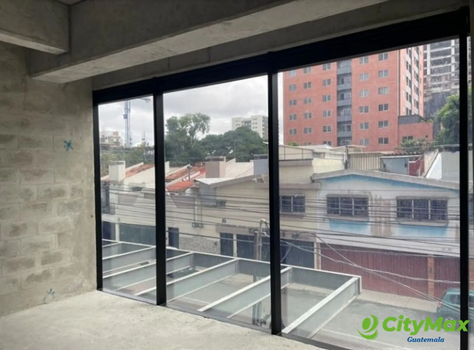 Oficina para inversión en venta en zona 10 Rentada - foto 9