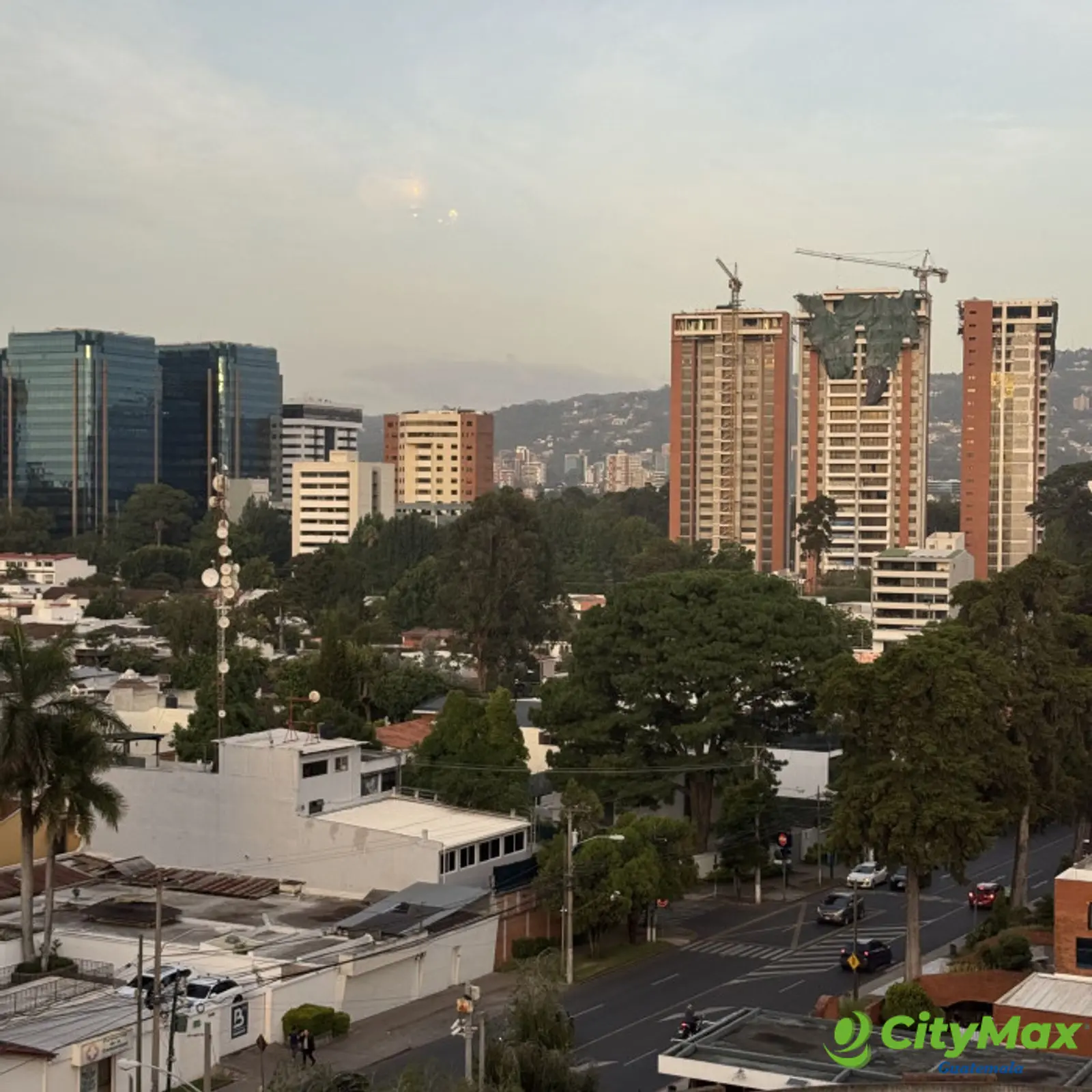 Apartamento en Renta zona 14 Avenida Las Americas - foto 4