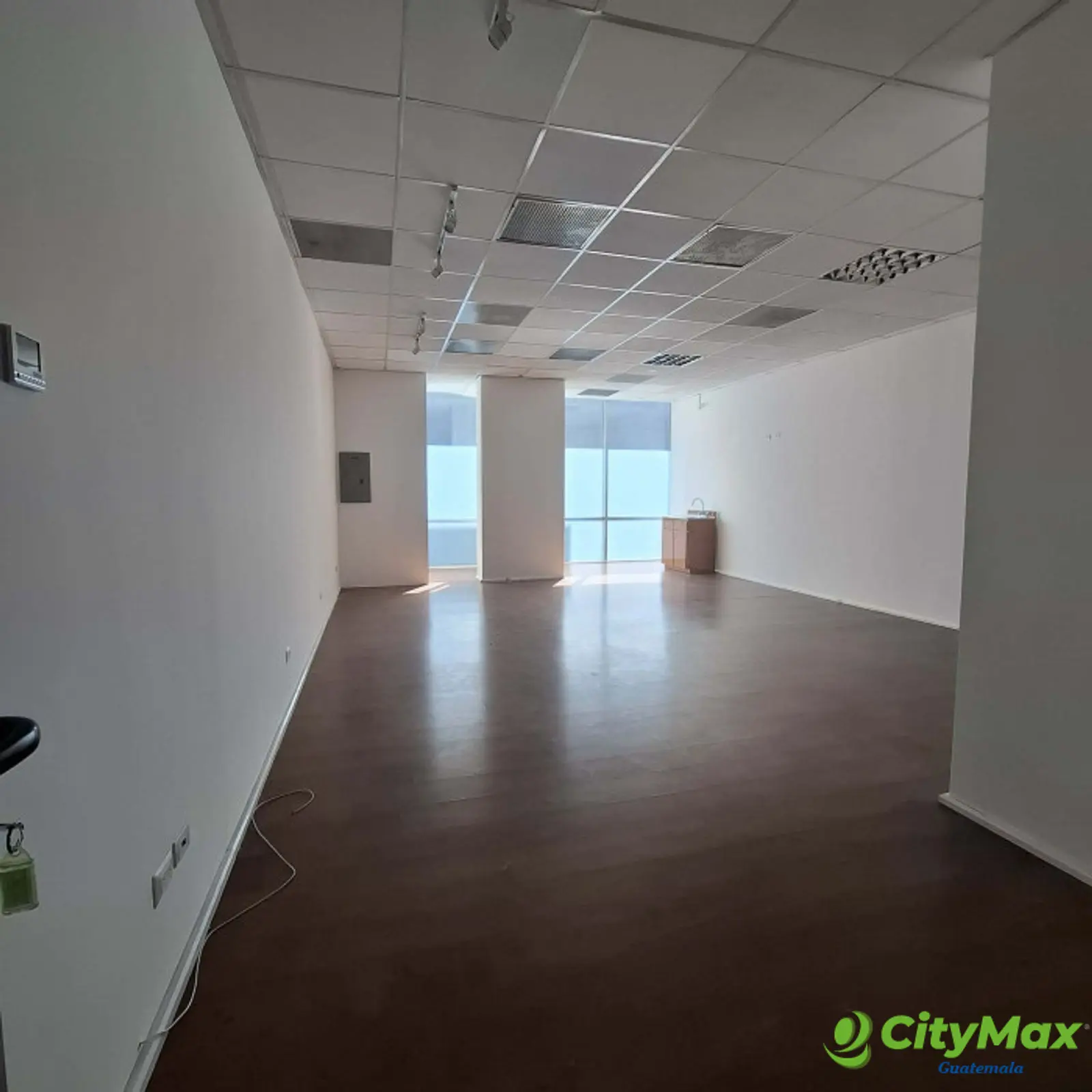 Local comercial en primer Nivel en zona 10 en edificio - foto 3