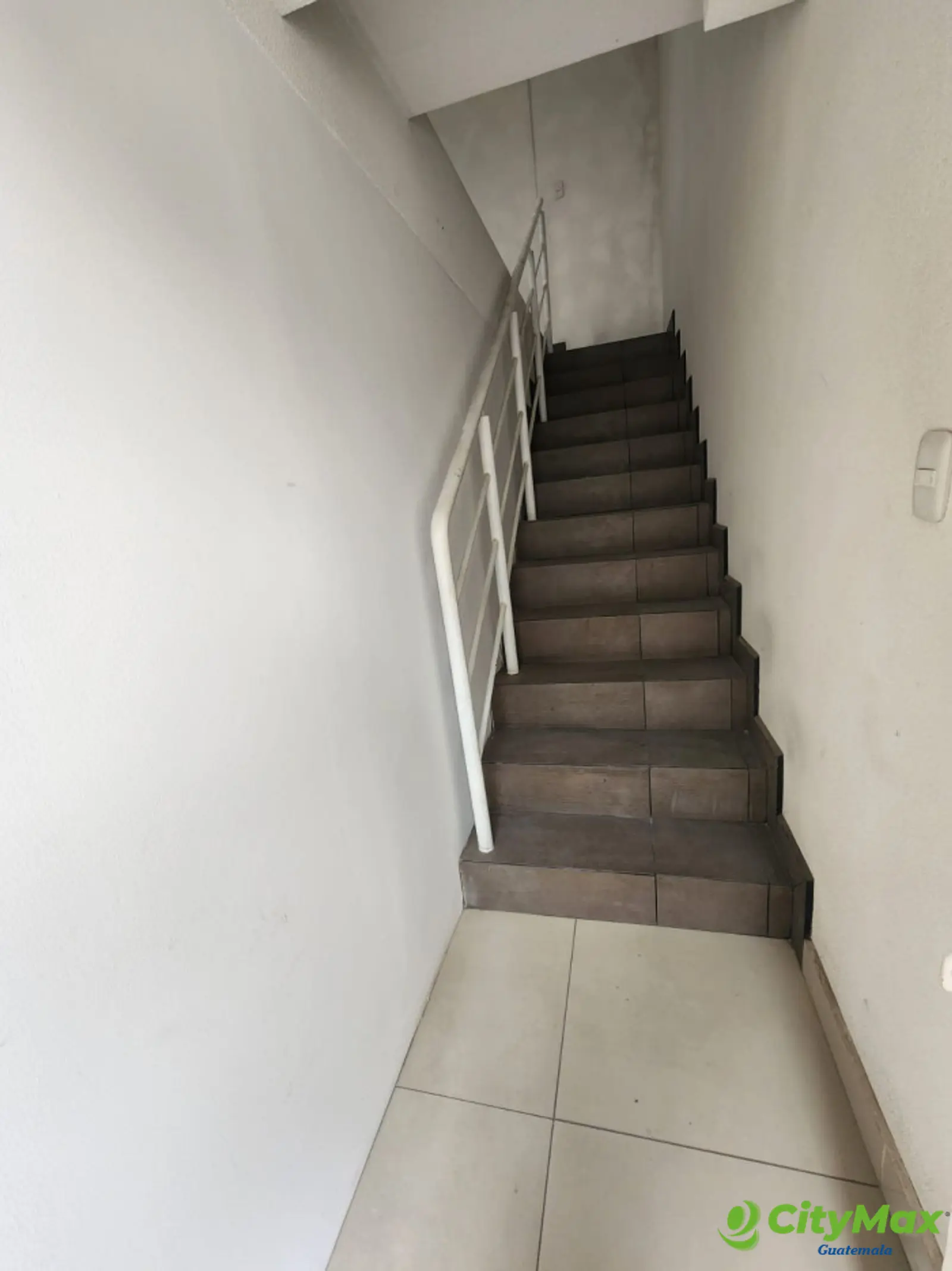Local en renta o venta en Plaza Comercial en Amatitlán - foto 3