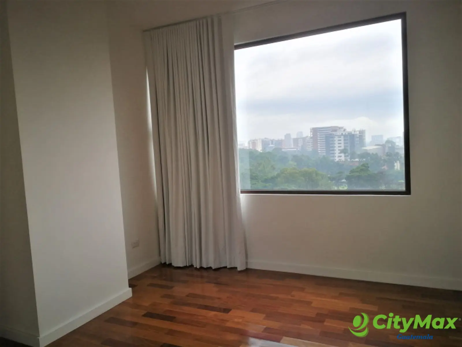 Amplio Apartamento en renta en zona 10 Guatemala - foto 14
