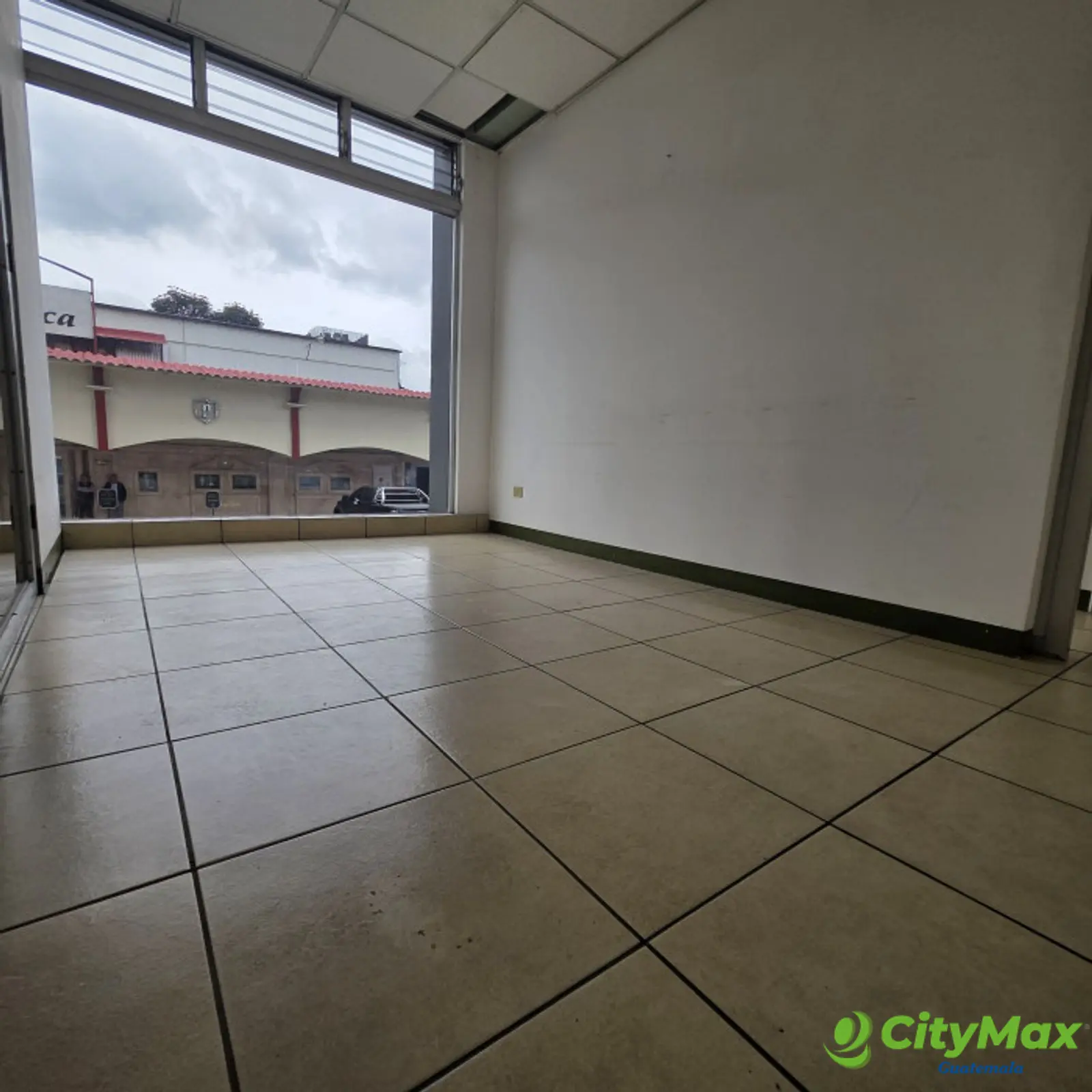 Local Comercial en RENTA Avenida Las Américas Z.13 - foto 6
