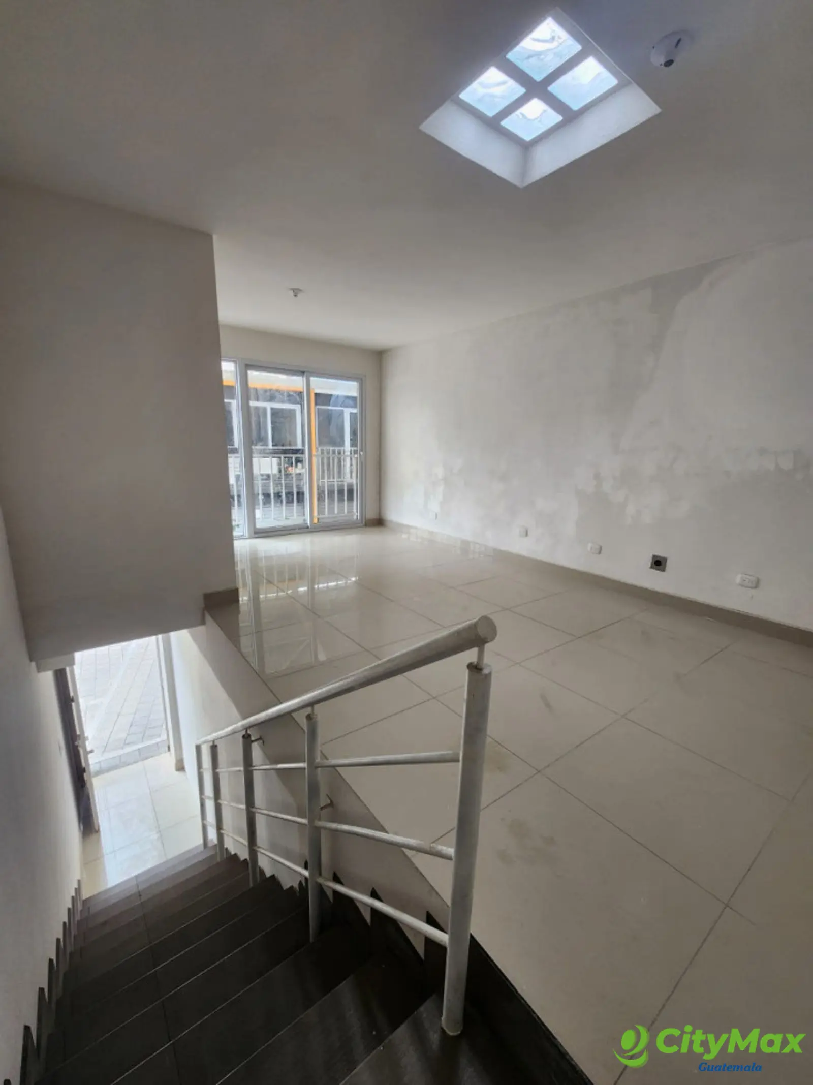 Local en renta o venta en Plaza Comercial en Amatitlán - foto 5
