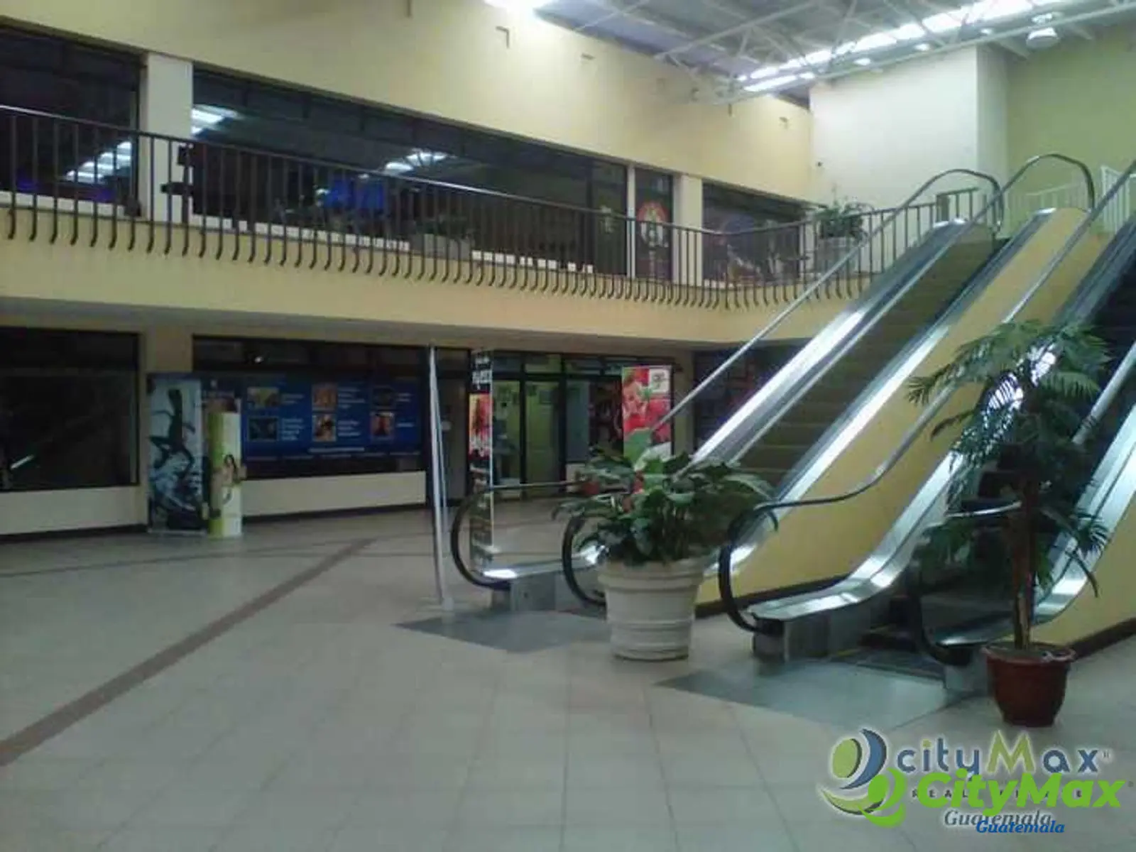Local en plaza comercial el renta en km 14 al Salvador - foto 3