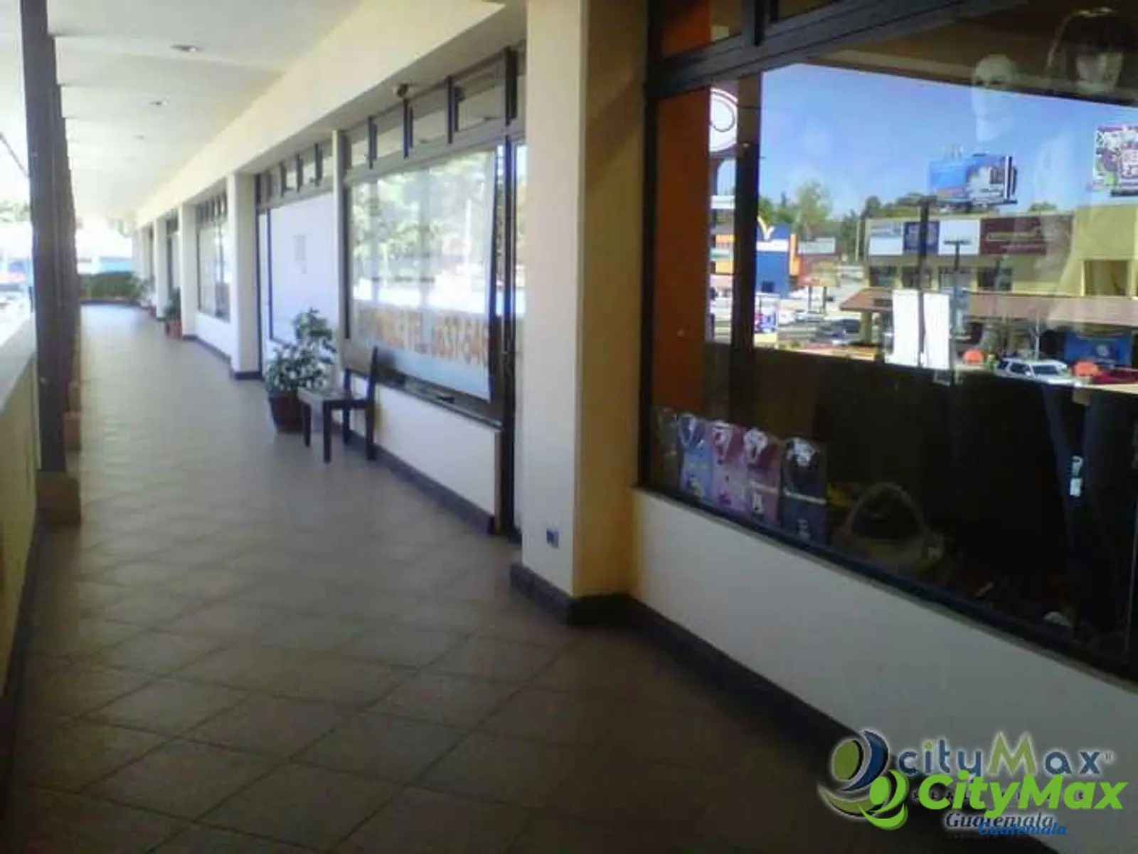 Local en plaza comercial el renta en km 14 al Salvador - foto 4