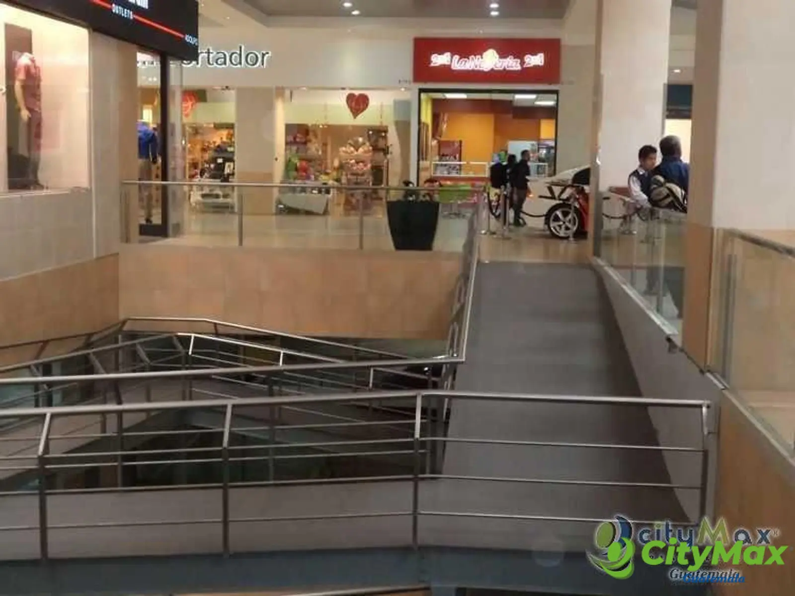 Local en Food Court zona 17 acreditado - foto 3